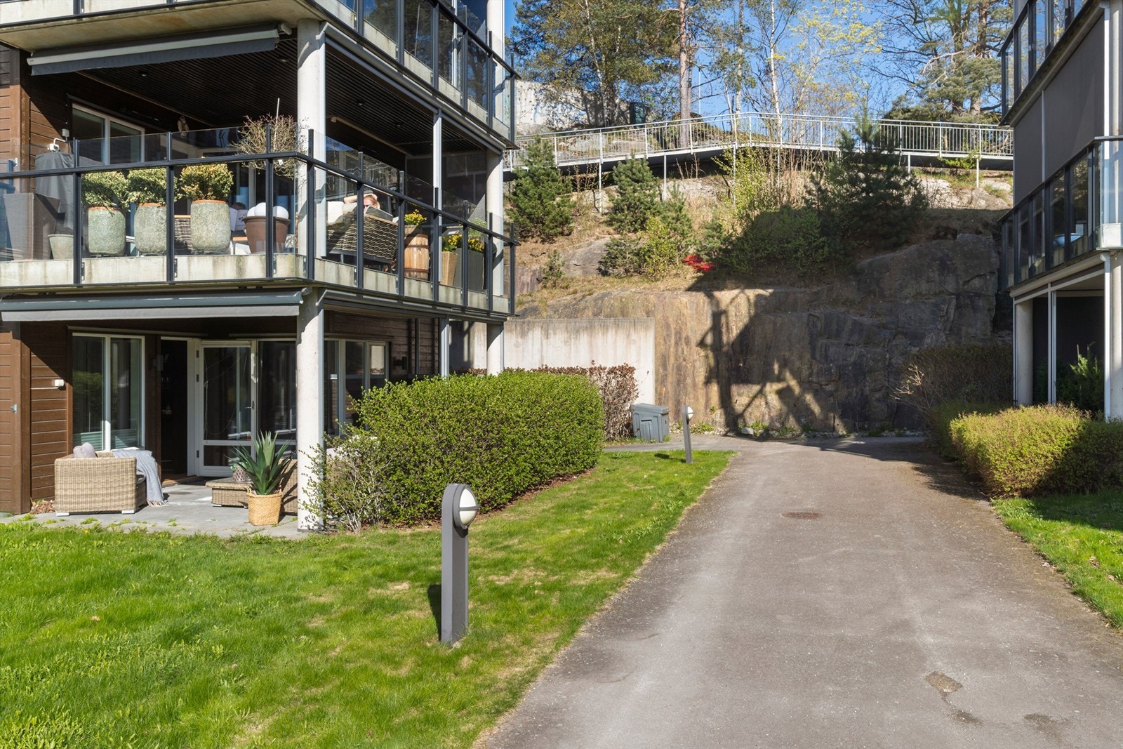 Sameiets fellesarealer er pent opparbeidet med gressplener og internveier. Galleribilde