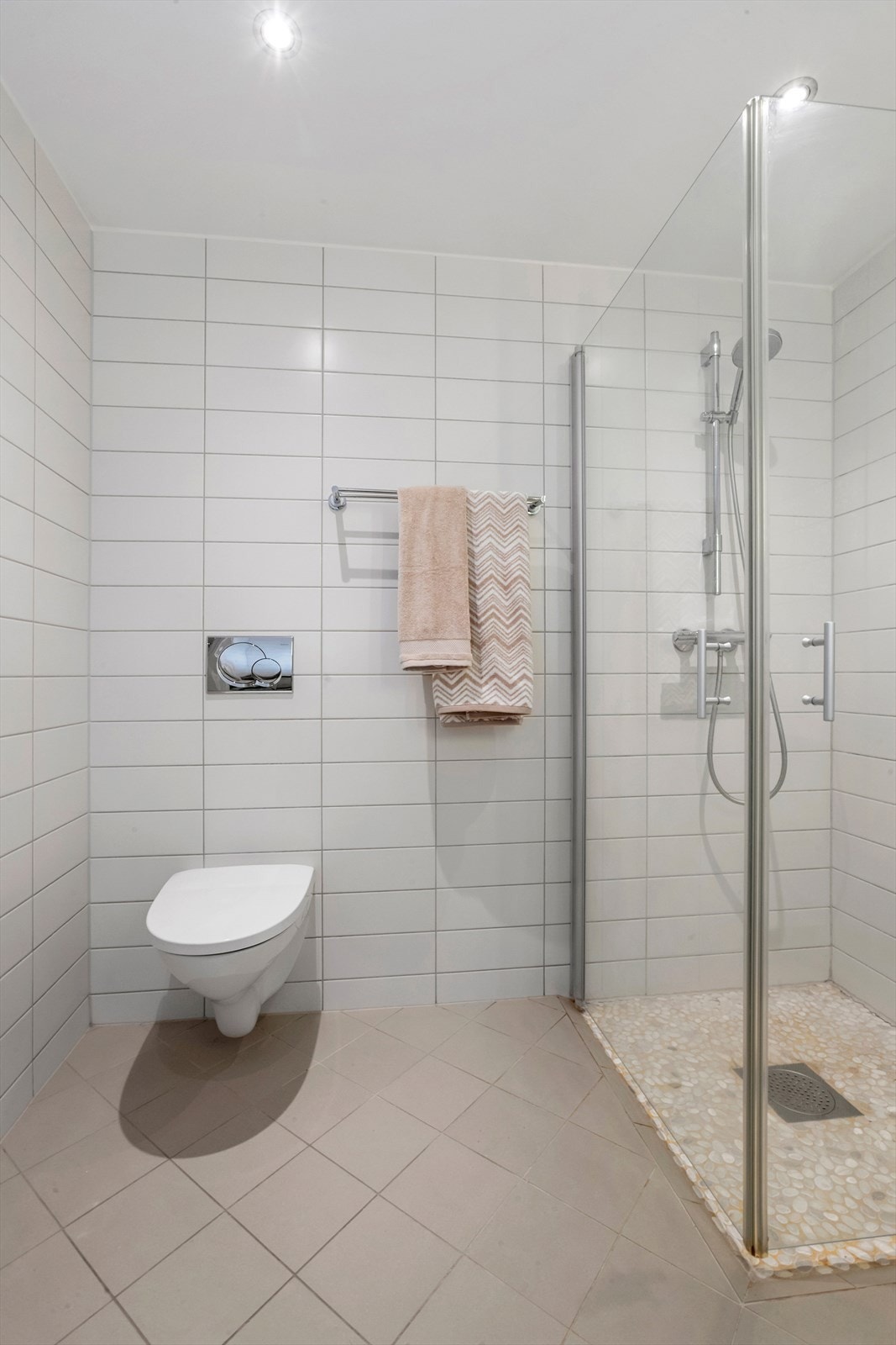Badet er utstyrt med vegghengt toalett med innebygget sisterne. Galleribilde
