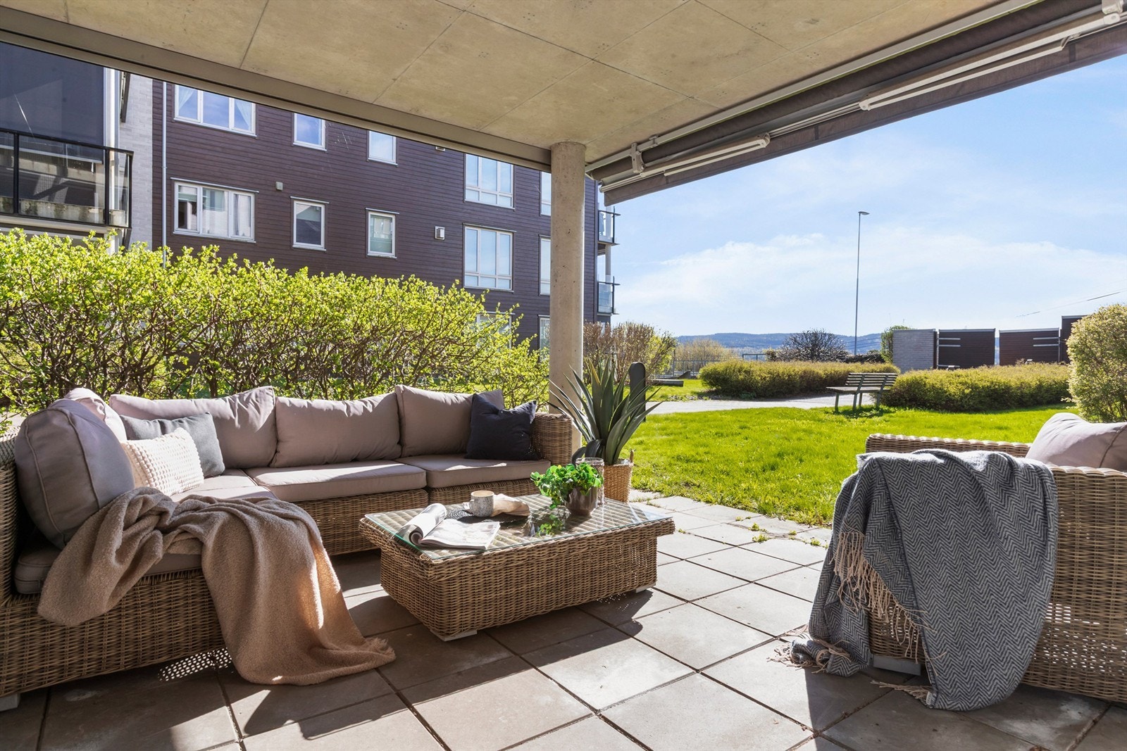 Fra stuen er det direkte utgang til en romslig og overbygget markterrasse. Den sydøstvendte plasseringen gjør dette til en fin utvidelse av stuen. Galleribilde