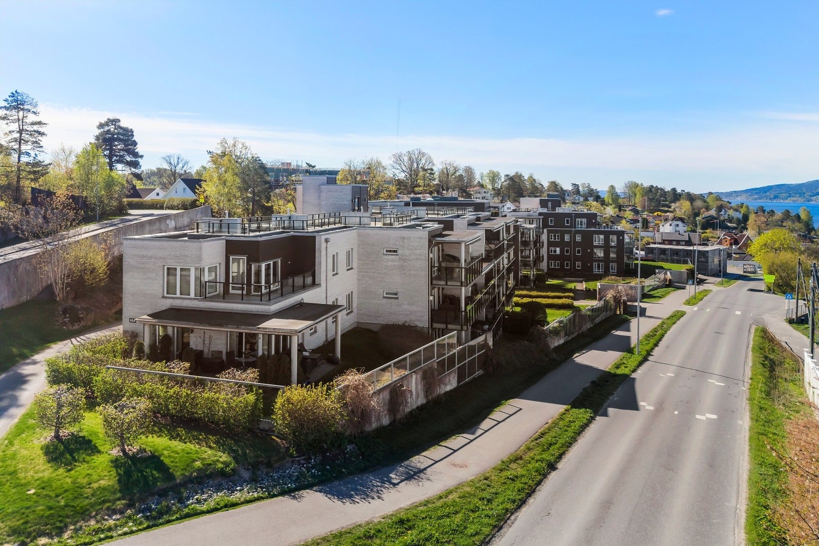 Bygget har en felles takterrasse med flott utsikt over nærområdet og fjorden. Galleribilde