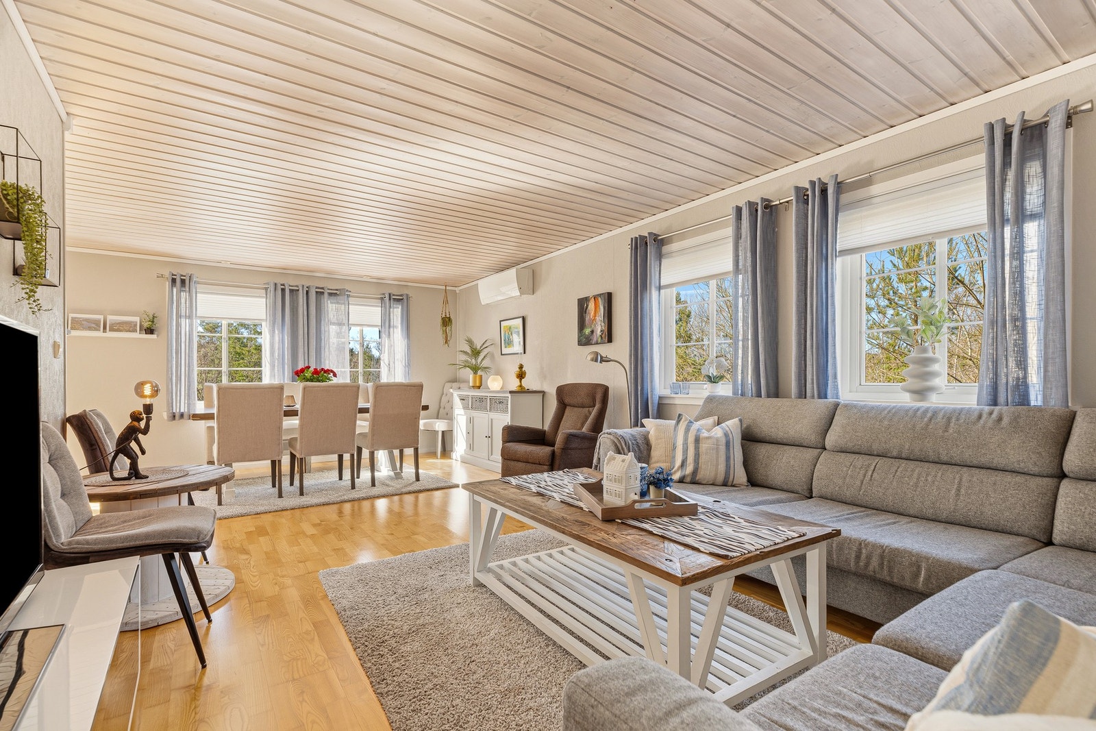 Stuen har flott vindusplassering og sikrer flott utsikt til omkringliggende omgivelser. Galleribilde