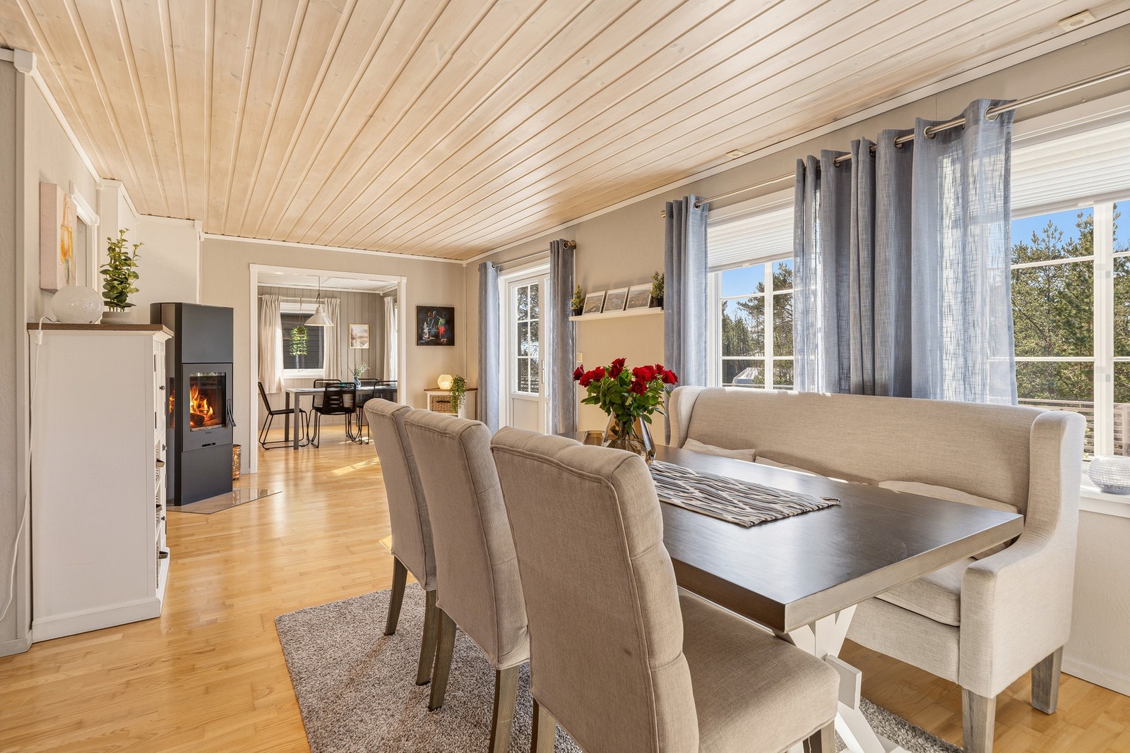 Rommet har god plass til spisebord og flere møbelgrupper. De gode lysforholdene og den åpne følelsen gir en svært trivelig atmosfære. Galleribilde