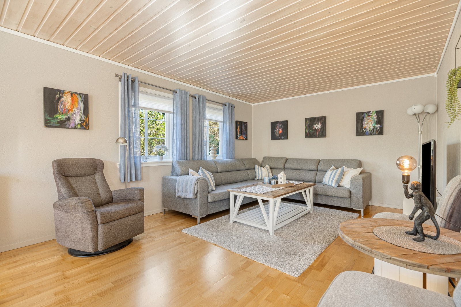 Stuen er vinklet og derfor perfekt med tv-krok tilbaketrukket fra øvrige del av av rommet. Galleribilde