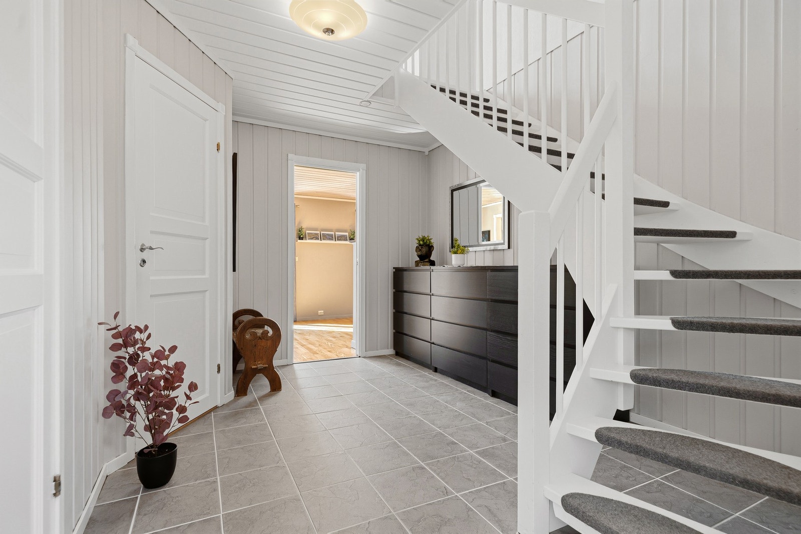 Hyggelig trapperom opp til andre etasje. Galleribilde