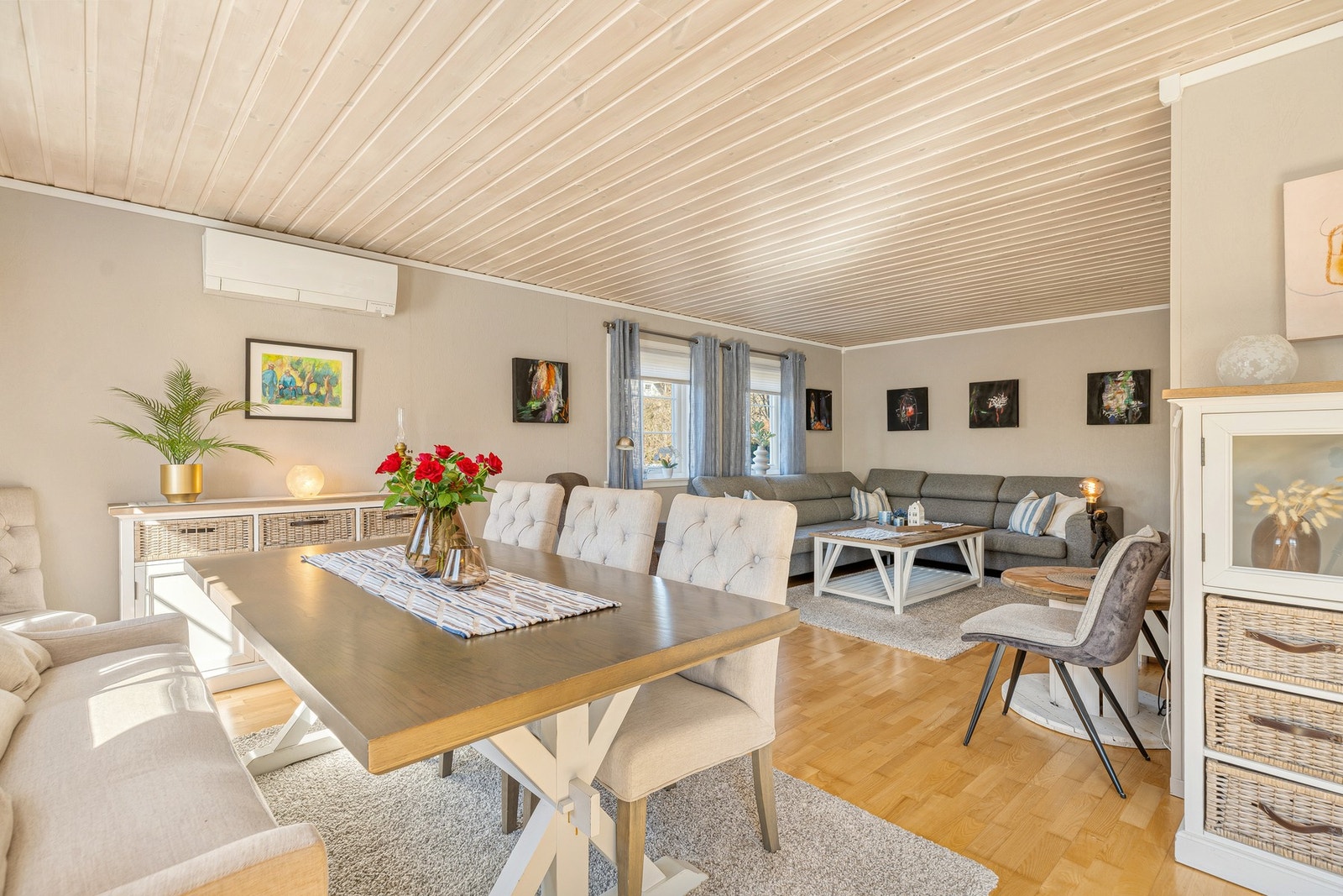 Stuen har en fleksibel og innbydende løsning som passer perfekt for både hverdagsliv og sosiale anledninger. Galleribilde