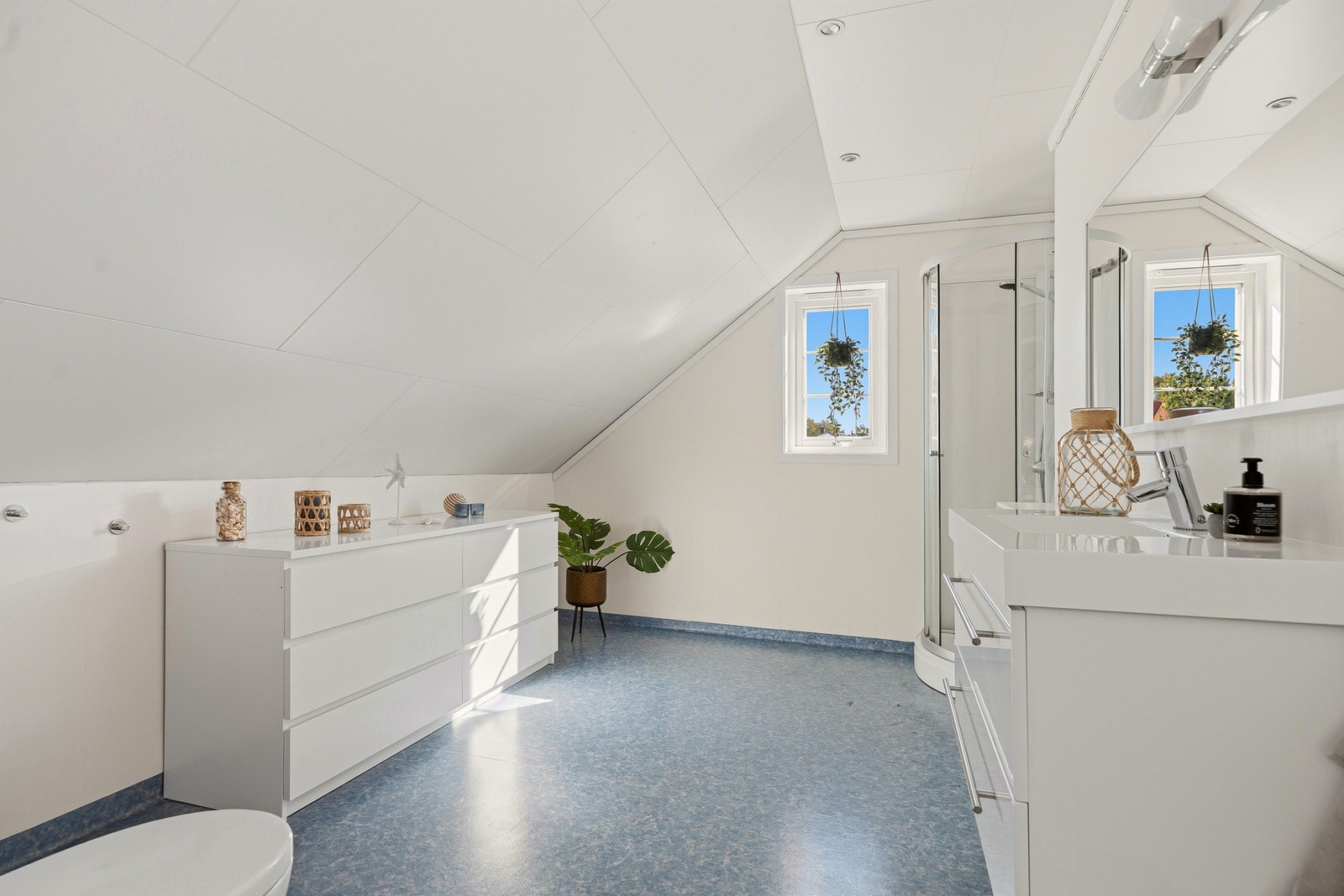 Badet i andre etasje har dusjkabinett, servantskap og toalett. Galleribilde
