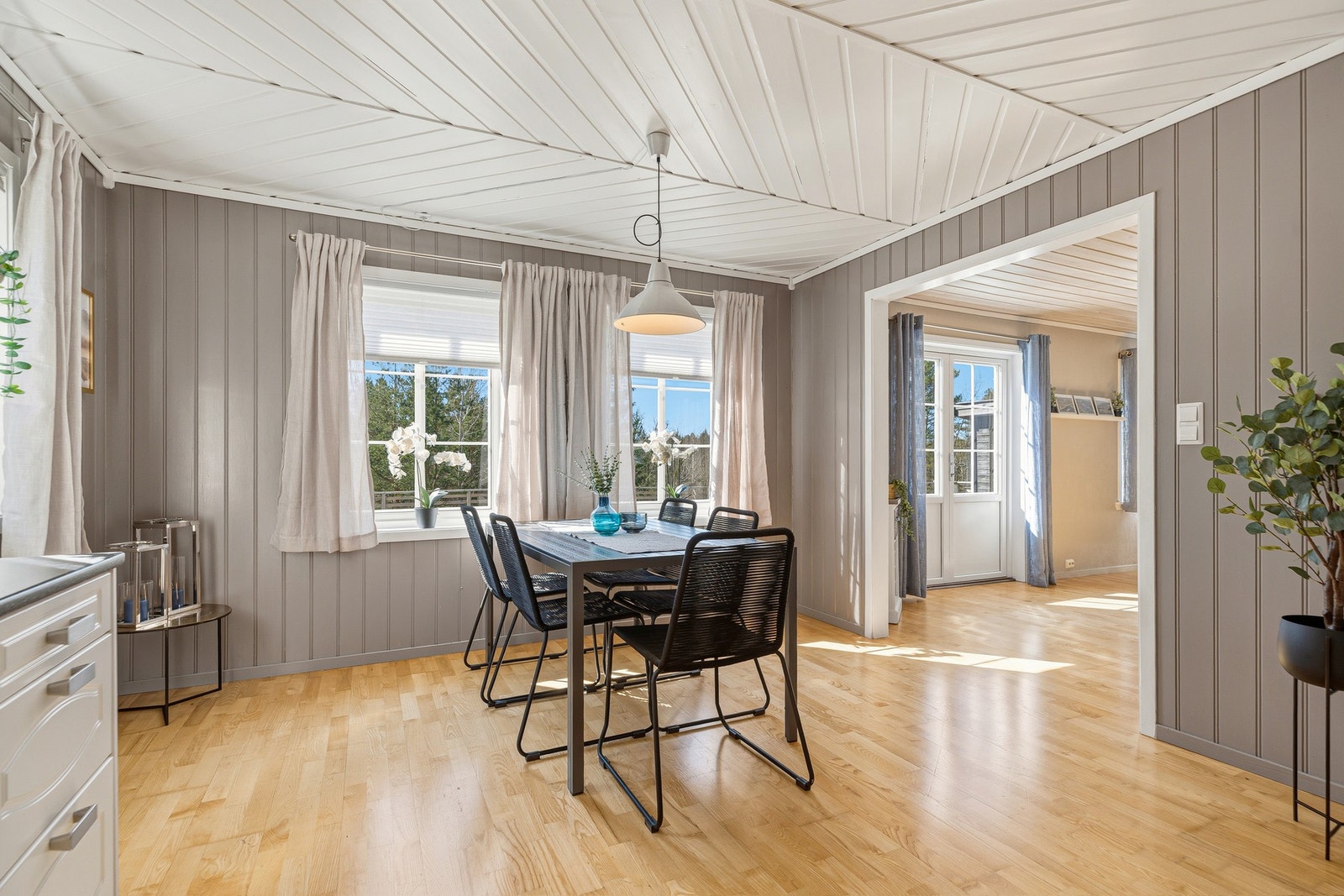 Lyst og hyggelig kjøkken med plass til spisebord. Vinduer på flere sider gir svært gode lysforhold og bidrar til en luftig og trivelig atmosfære. Galleribilde
