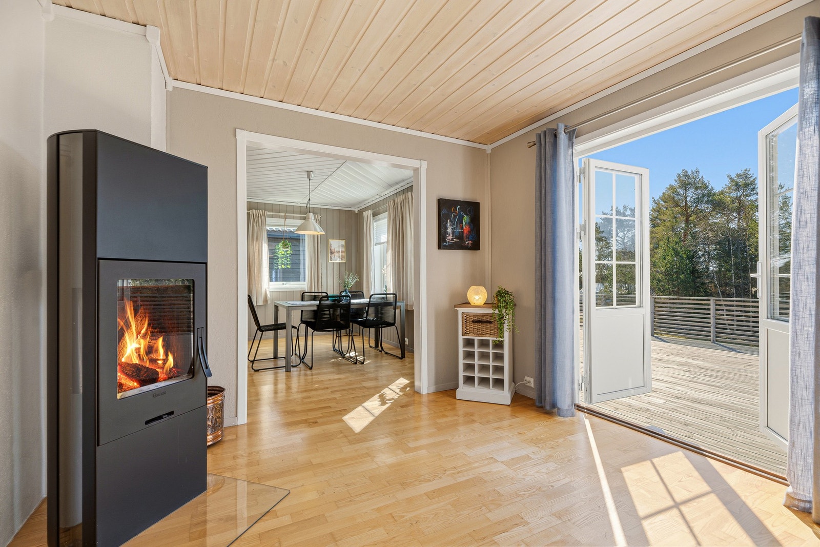 Innbydende stue utgang til den herlige terrassen med gode solforhold. En lekker peisovn sørger for oppvarming og hygge. Galleribilde