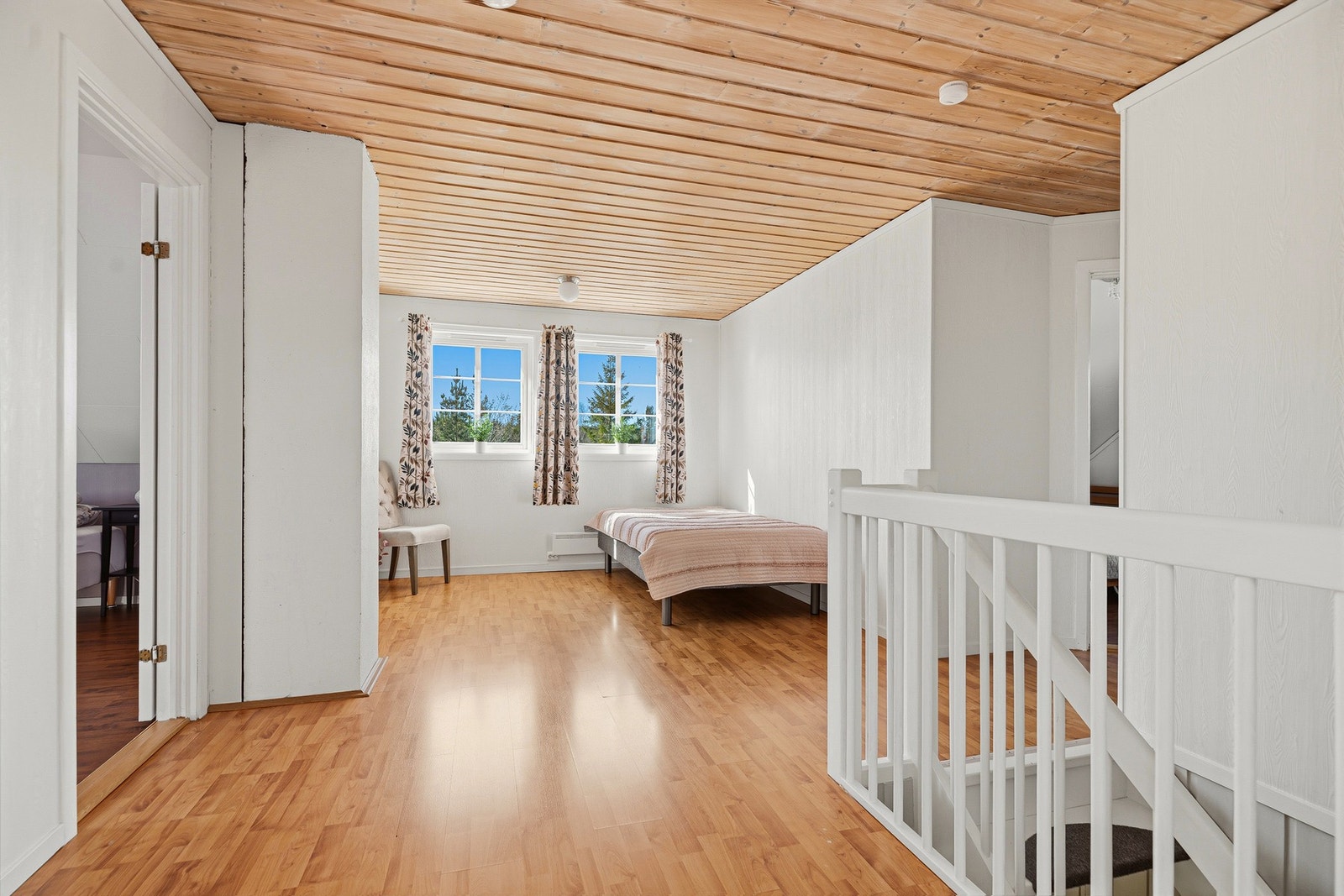 Romslig og lys stue med store vindusflater som slipper inn rikelig med naturlig lys. Galleribilde