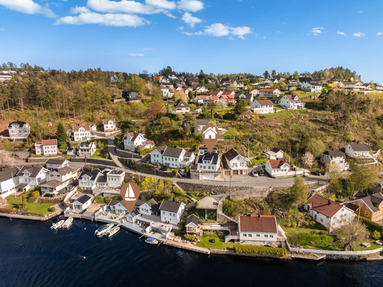 Velkommen til en nydelig eiendom på attraktive Hisøy, med egen del av brygge med utligger og badetrapp, sjøbod samt en innbydende hagestue i tilknytning til stor terrasse med boblebad - perfekt for avslappende dager og hyggelige sammenkomster. Foto: Upeno Galleribilde