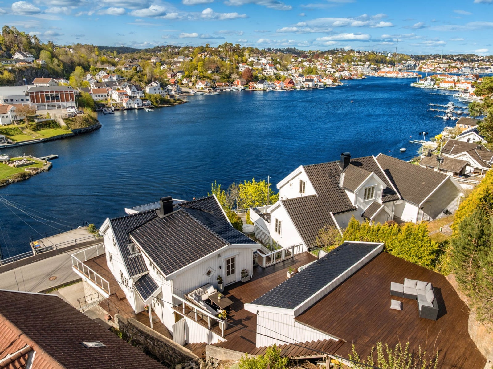 Flere flotte terrasser med gode solforhold og hyggelige uteplasser gjennom hele dagen. Galleribilde