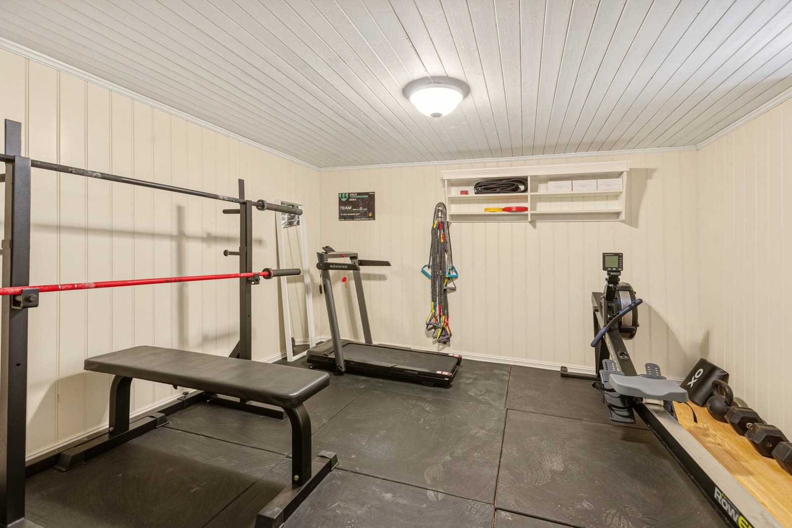 Innredet til treningsrom i et bodrom i kjeller. Galleribilde