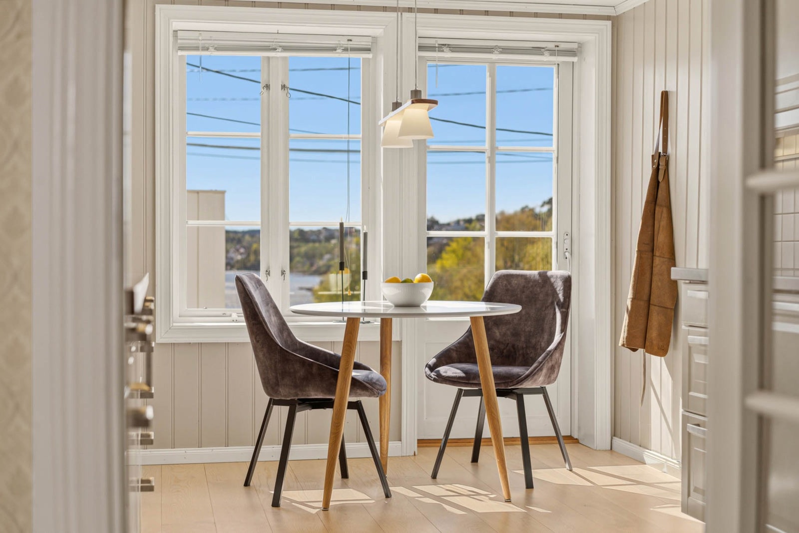 Kjøkkenet har god plass til spisebord og direkte utgang til verandaen, noe som skaper en naturlig overgang mellom inne- og uteområdene. Galleribilde