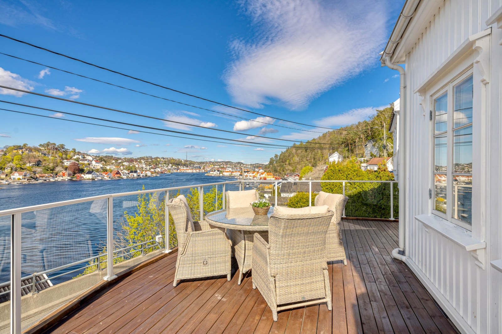 Verandaen mot sjøsiden har elegante glassrekkverk som lar deg nyte den nydelige utsikten fullt ut. Galleribilde