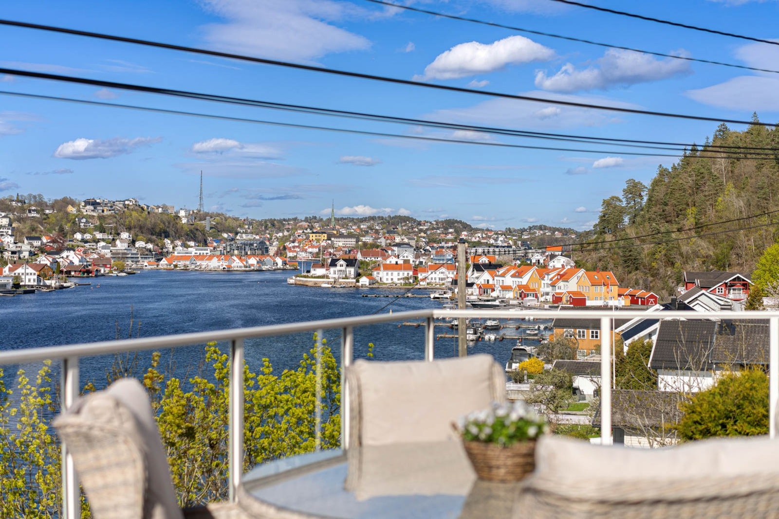 Stor og innbydende veranda med nydelig utsikt mot sjøen. Galleribilde