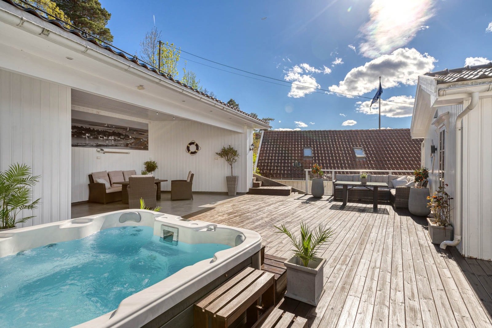 De store terrassene gir god plass til å etablere flere hyggelige soner med salonggrupper og spiseplass. Galleribilde