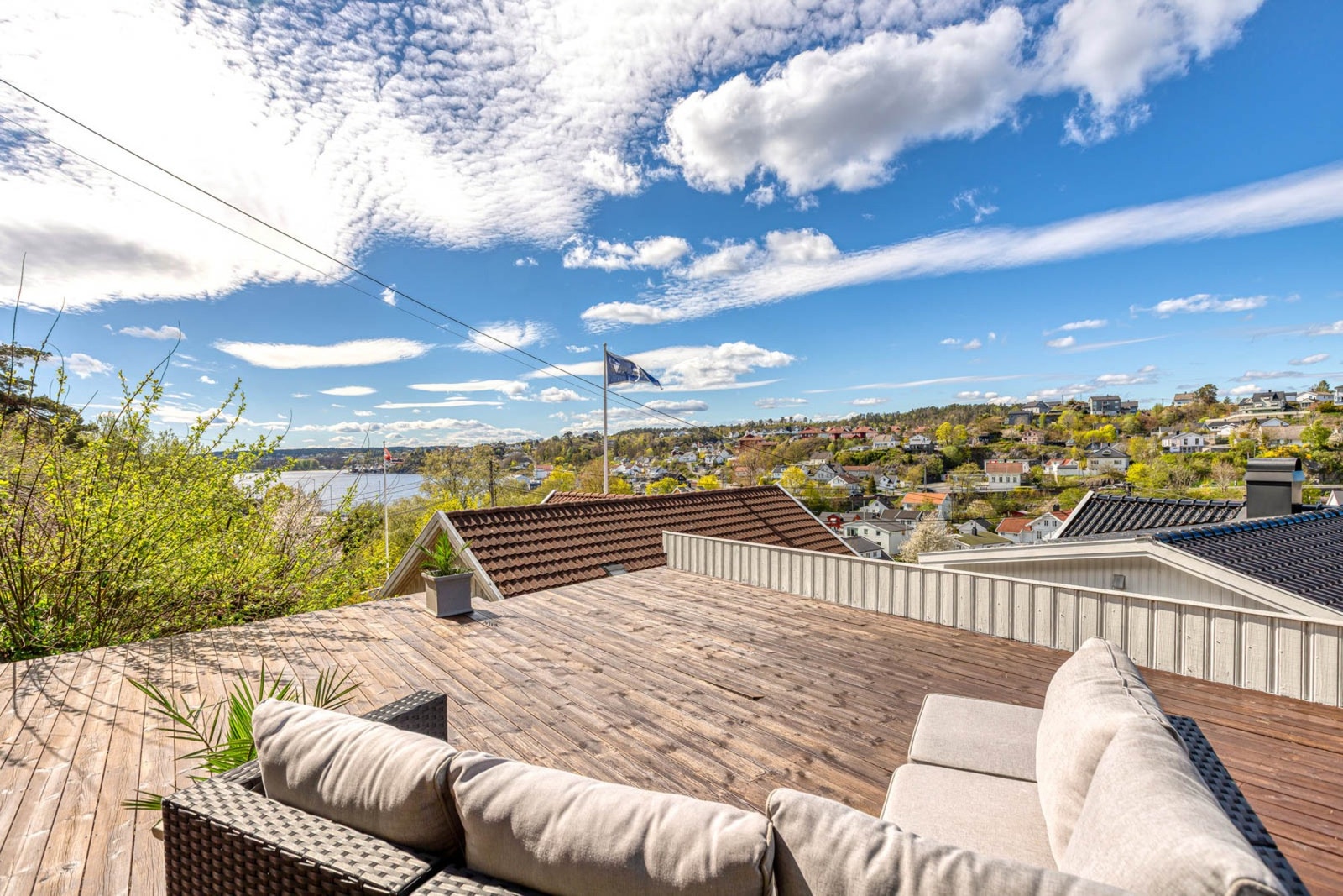 På toppen av eiendommen finner du en stor terrasse hvor ungdommen kan nyte kveldssolen i rolige omgivelser. Galleribilde