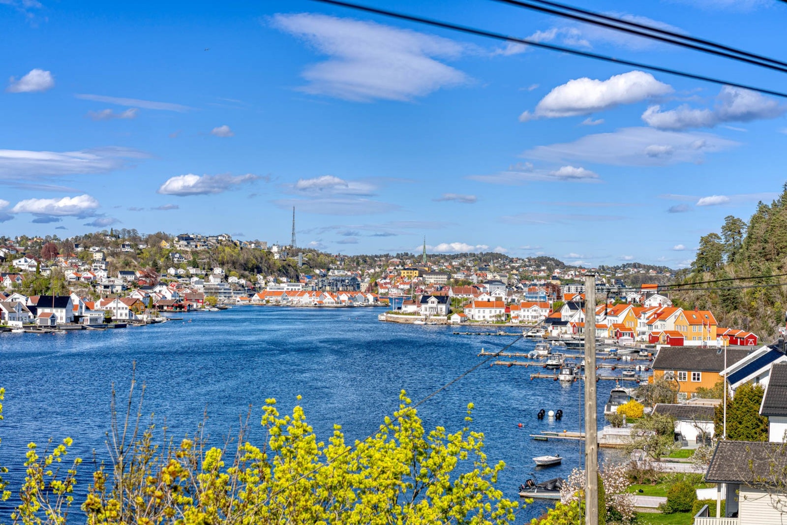 Solrike omgivelser hvor kveldssolen kan nytes langt utover sommerkvelden. Galleribilde