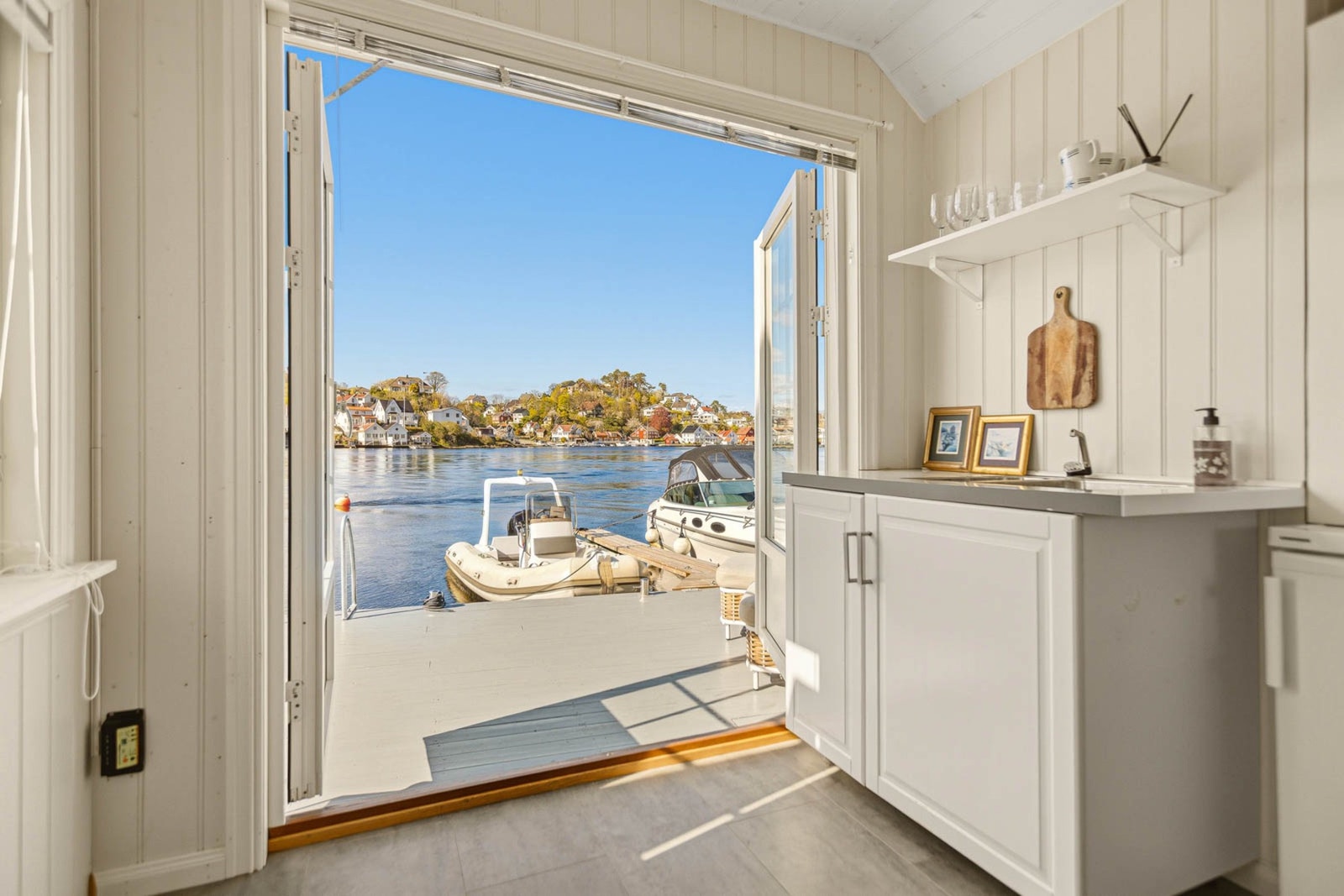 Egen sjøbod og brygge med utligger gir perfekte rammer for båtliv og sjøglede. Galleribilde