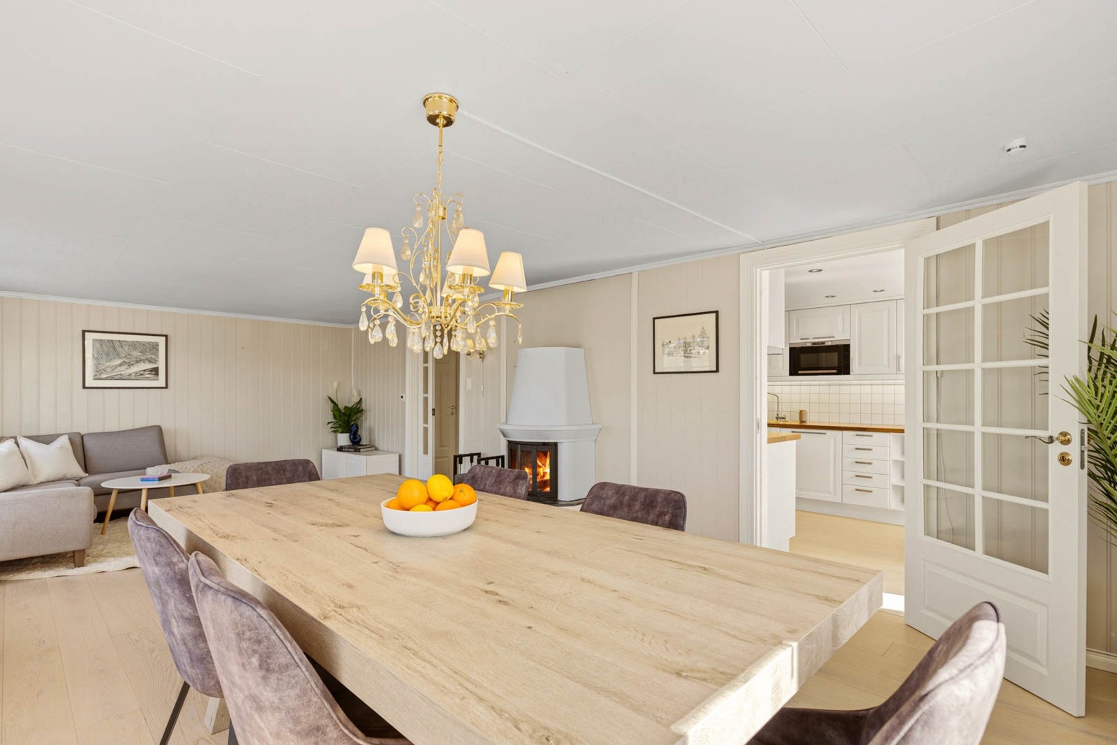 Den romslige stuen har god plass til både sofagruppe og spiseavdeling. Galleribilde