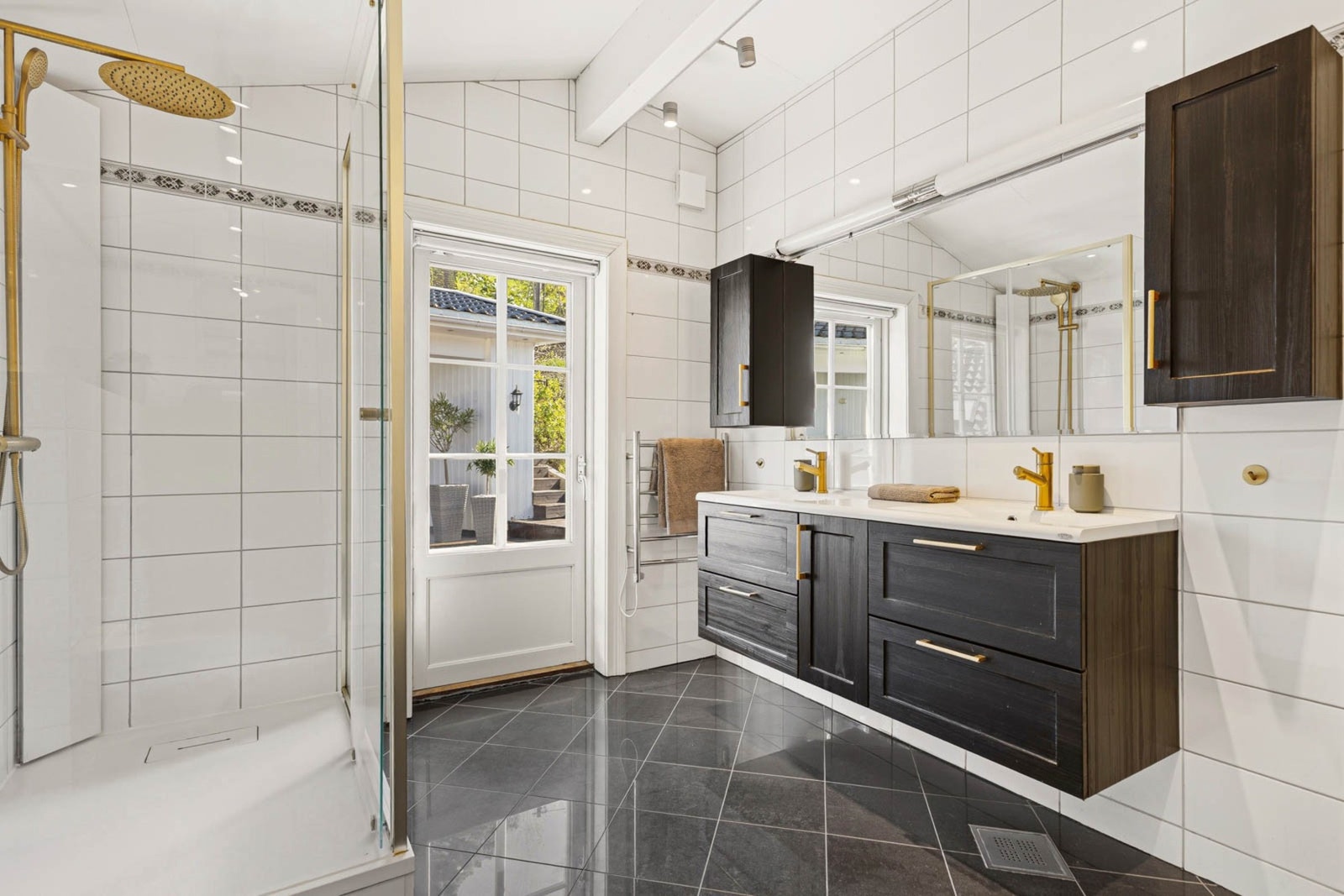 Badet er innredet med stor baderomsinnredning med dobbel servant og har direkte utgang til terrassen. Galleribilde