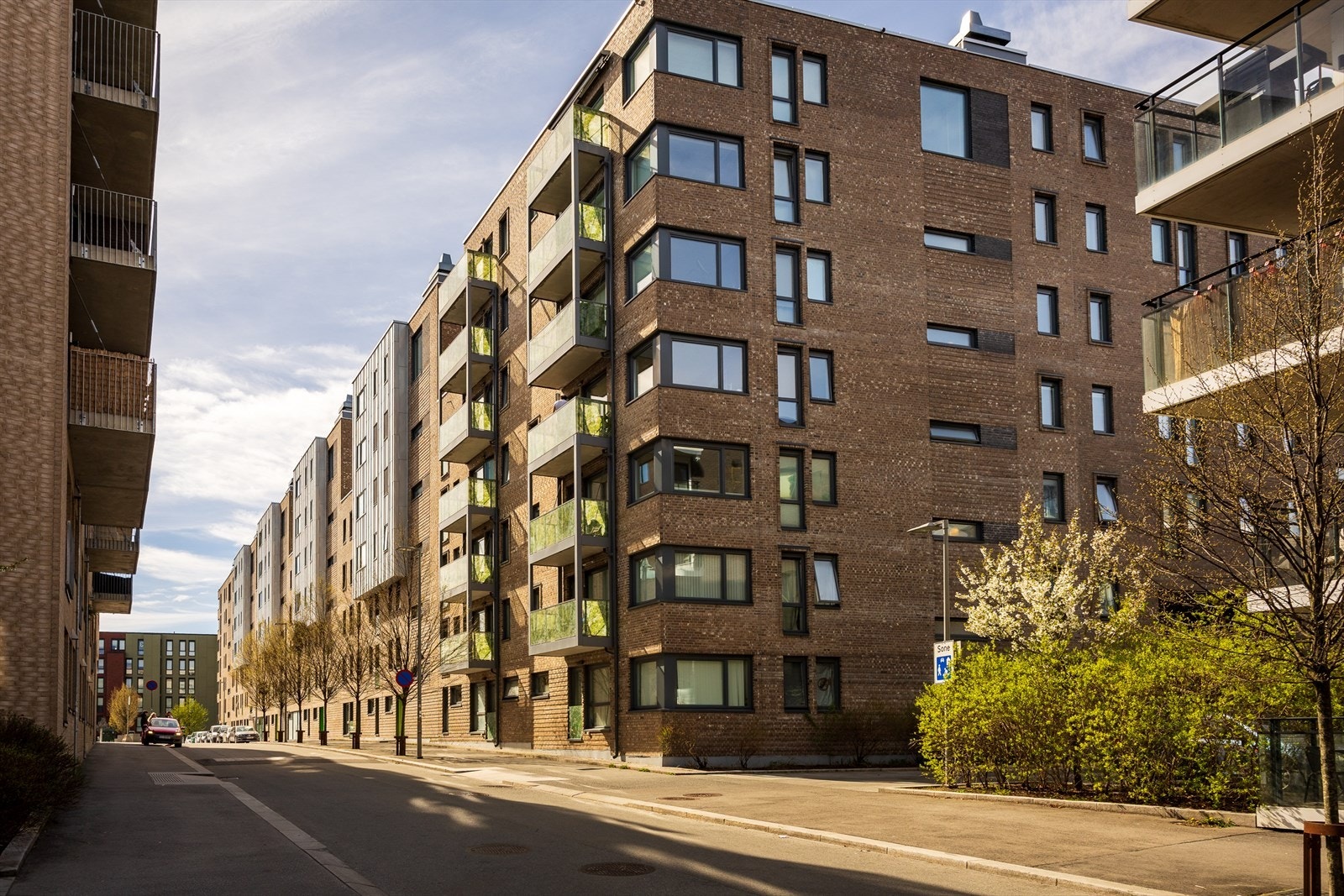 Fasade. Leiligheten ligger i 4. etasje med heis og er en hjørneleilighet med godt lysinnfall Galleribilde