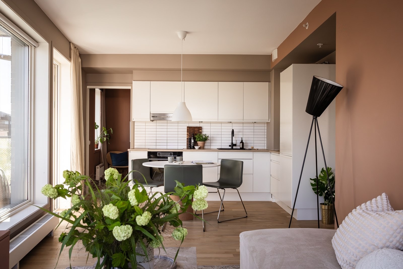 Moderne og arealeffektivt kjøkken fra Sigdal med stilrene, hvite fronter og laminat benkeplate med nedfelt oppvaskkum og ettgreps blandebatteri. Galleribilde