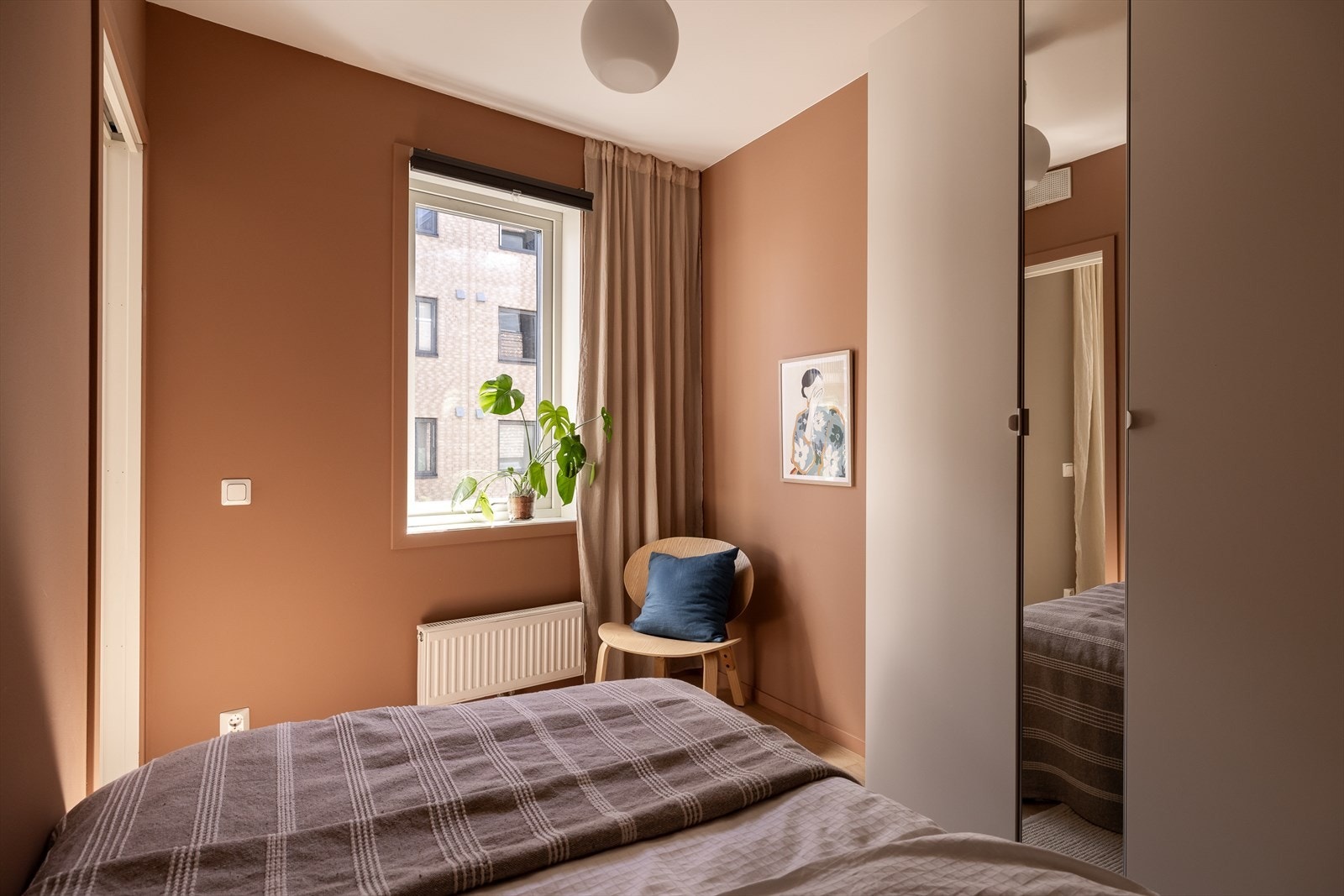 Plass til dobbeltseng, garderobeskap og kommode. Galleribilde
