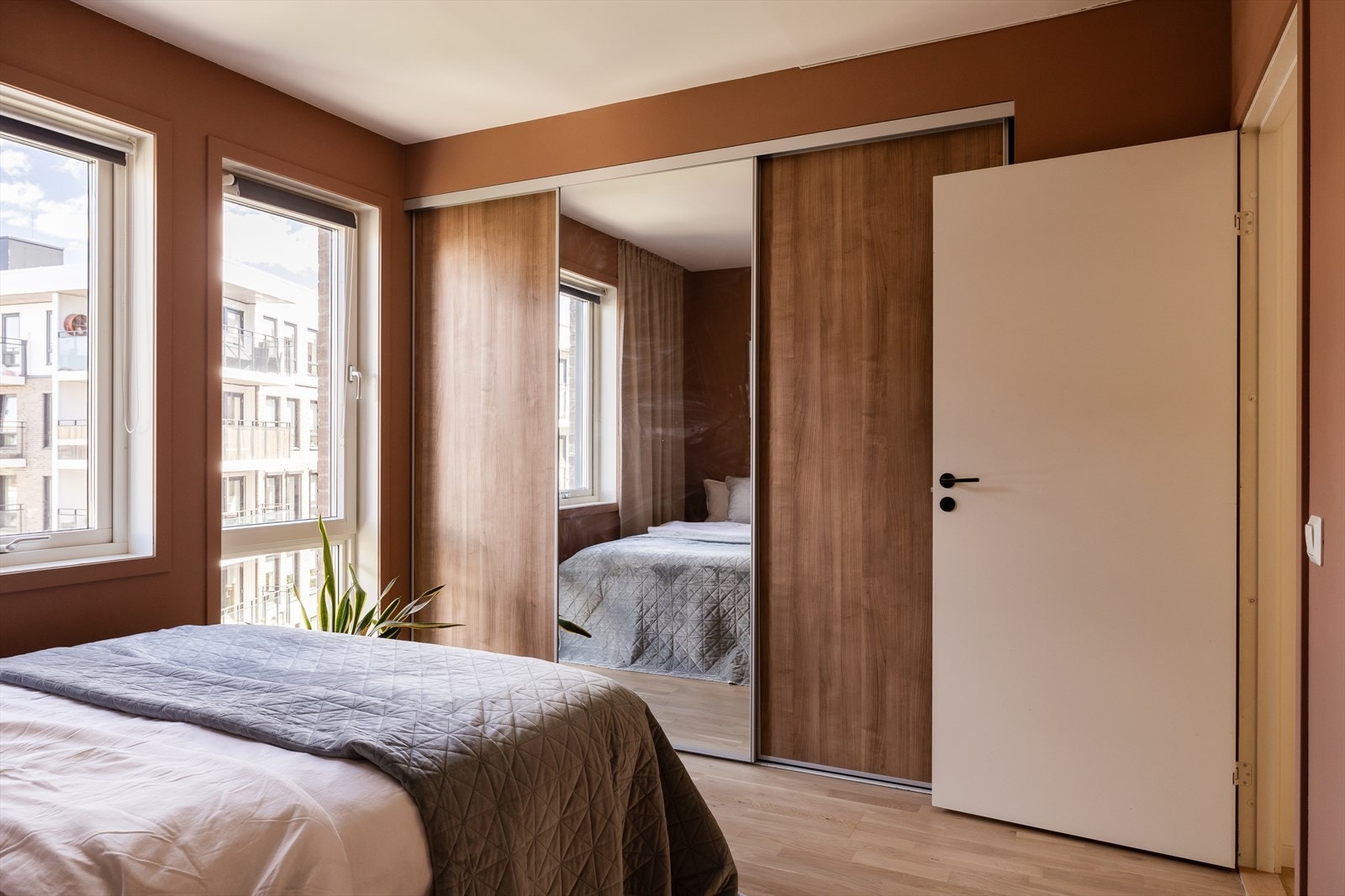 En stor, plassbygd skyvedørsgarderobe gir rikelig med oppbevaringsplass. Galleribilde