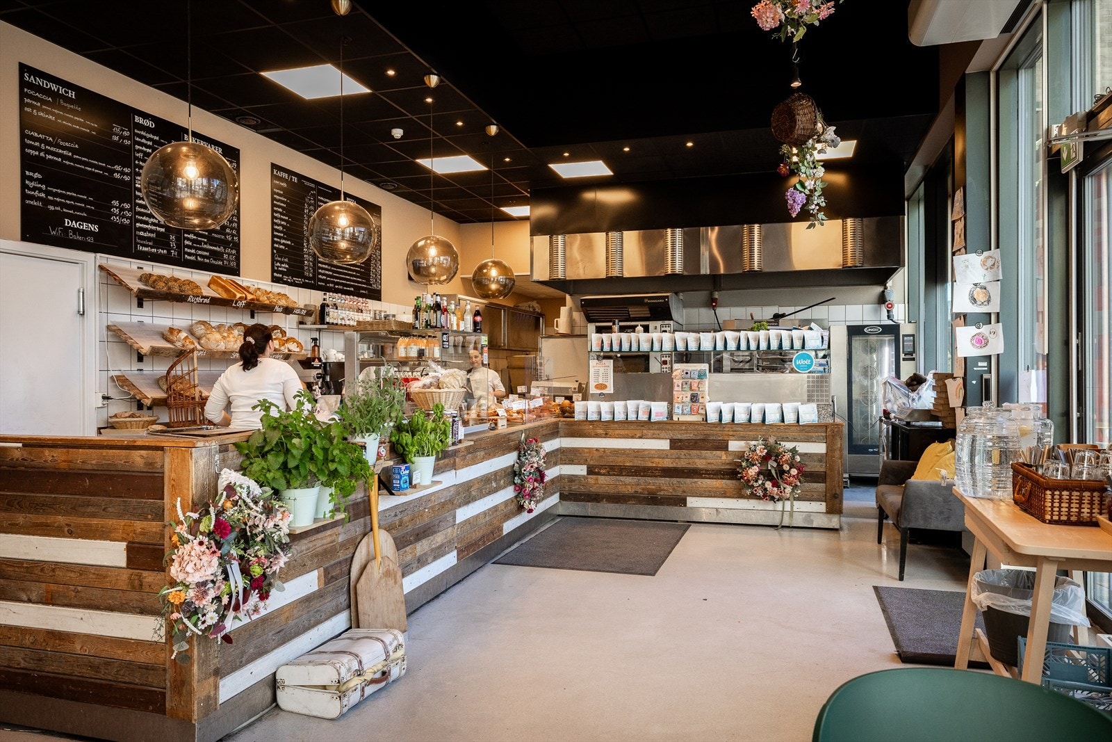 Kort vei til koselige kaféer, bakeri og butikker. Galleribilde