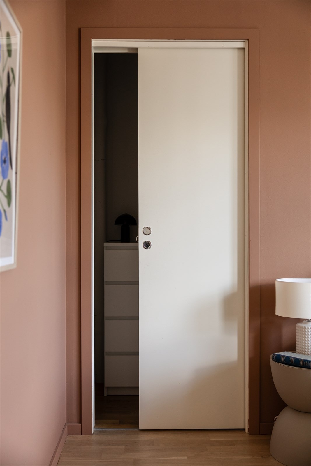 I tillegg har man også adkomst til en praktisk bod./walk-in closet som rommer mye Galleribilde
