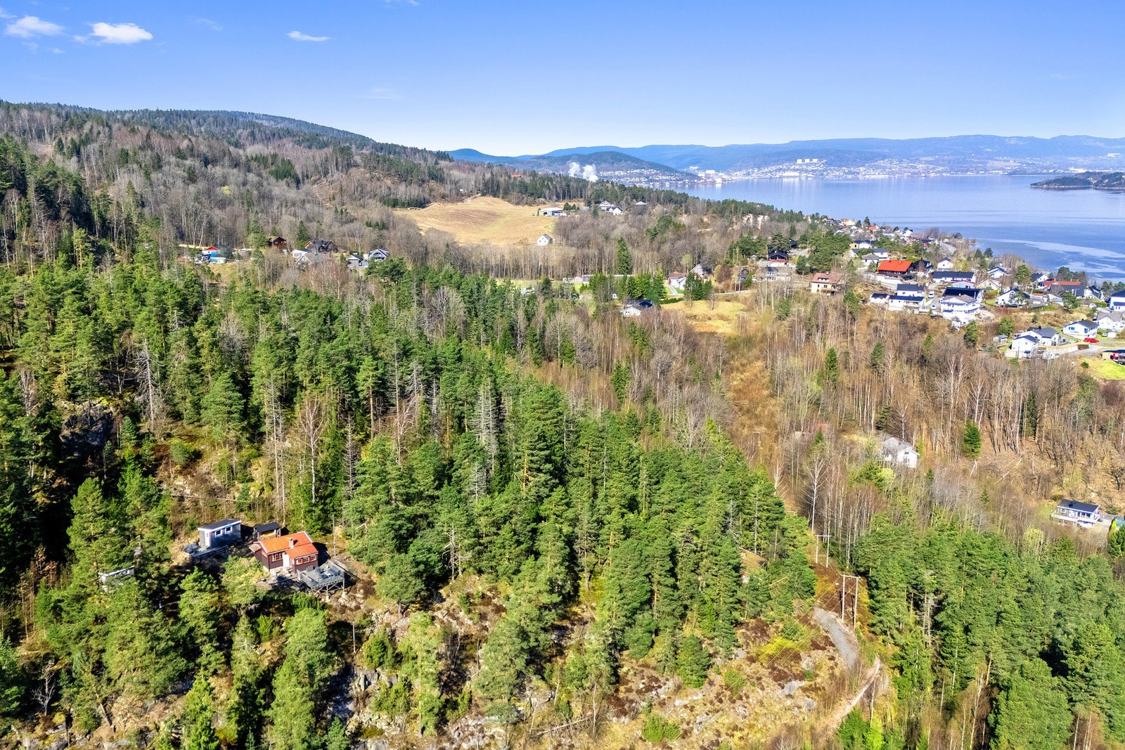 Her får du en sjelden kombinasjon av ro, privatliv og naturskjønne omgivelser, uten innsyn og med vakker natur som nærmeste nabo Galleribilde