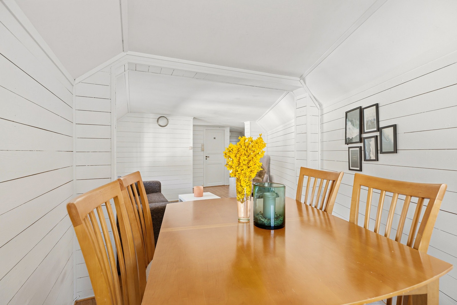 I stuen er det plass til både spisegruppe og sittegruppe. Galleribilde