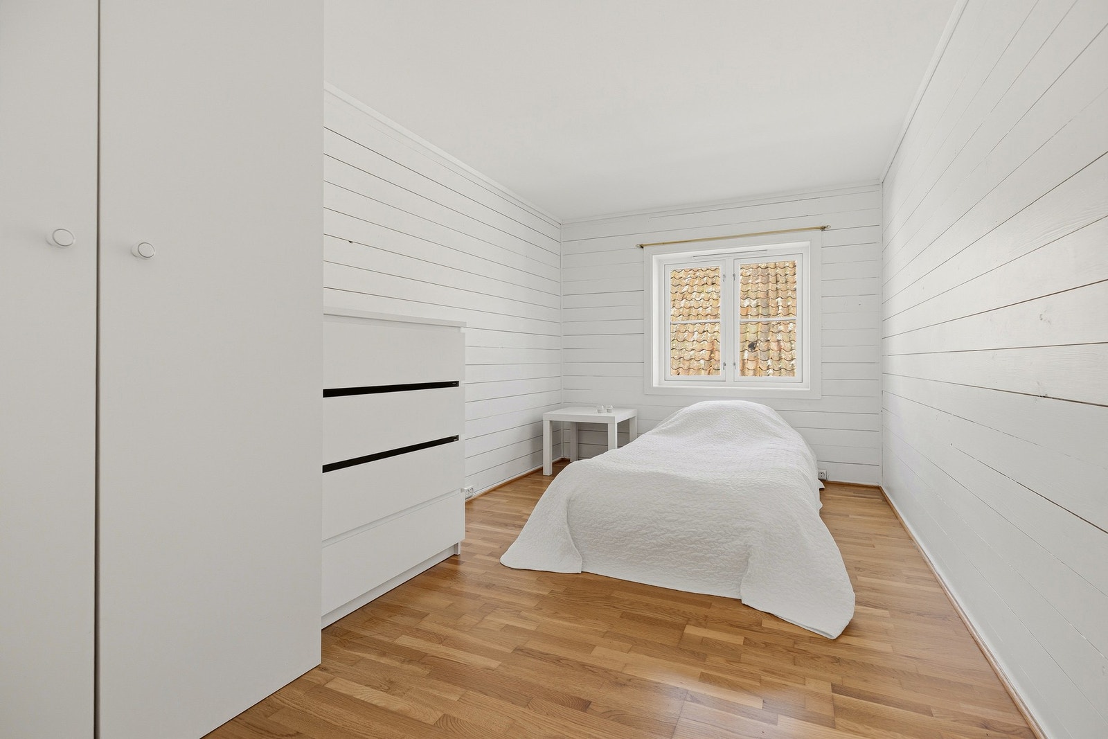 Soverom med god plass til dobbeltseng og garderobe. Galleribilde