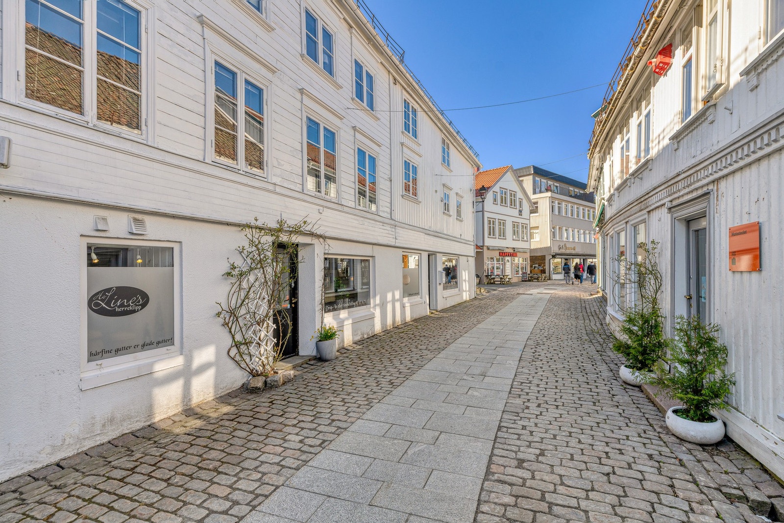 Leiligheten ligger i gågaten i Tvedestrand. Galleribilde