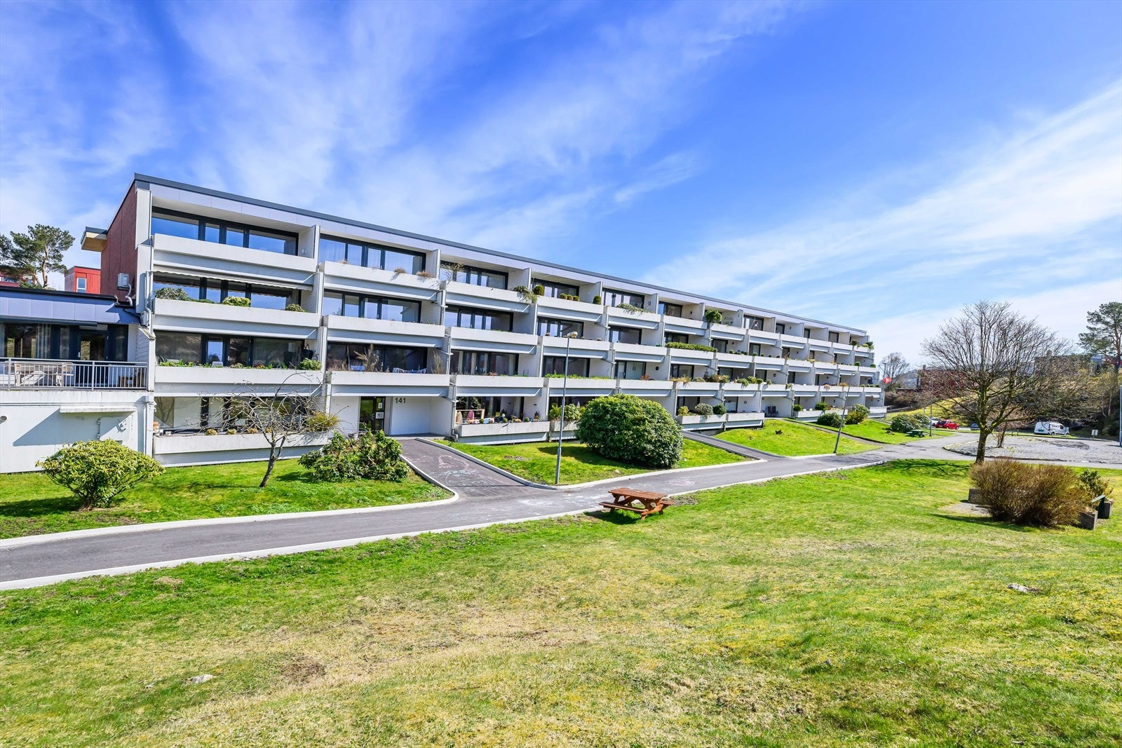 Velkommen til en stor og innholdsrik 4-roms leilighet i meget populært boligområde. Galleribilde