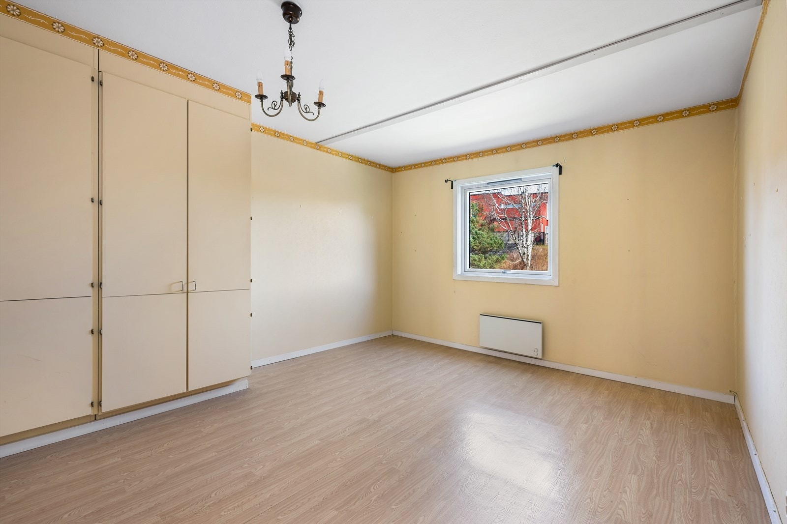 Hovedsoverommet er stort med god plass til dobbeltseng, nattbord og arbeidsbord. Galleribilde