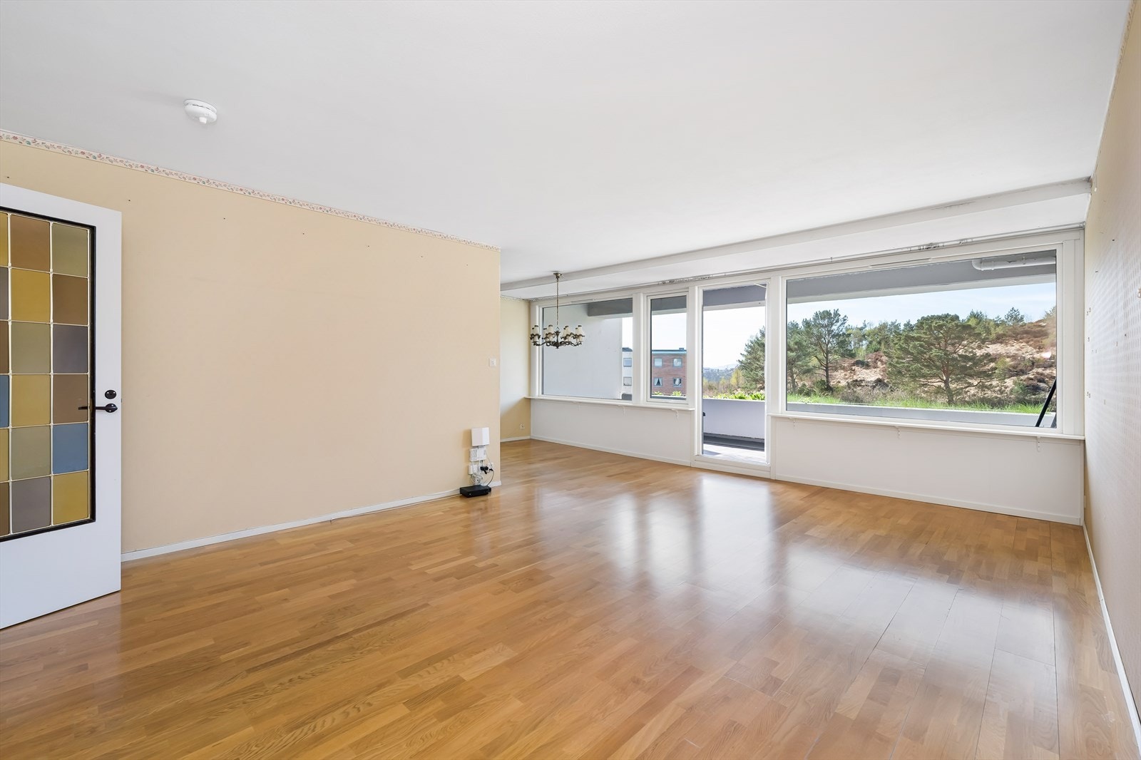 Stuen er stor og luftig med god plass til flere sittegrupper i ulike soner. Galleribilde
