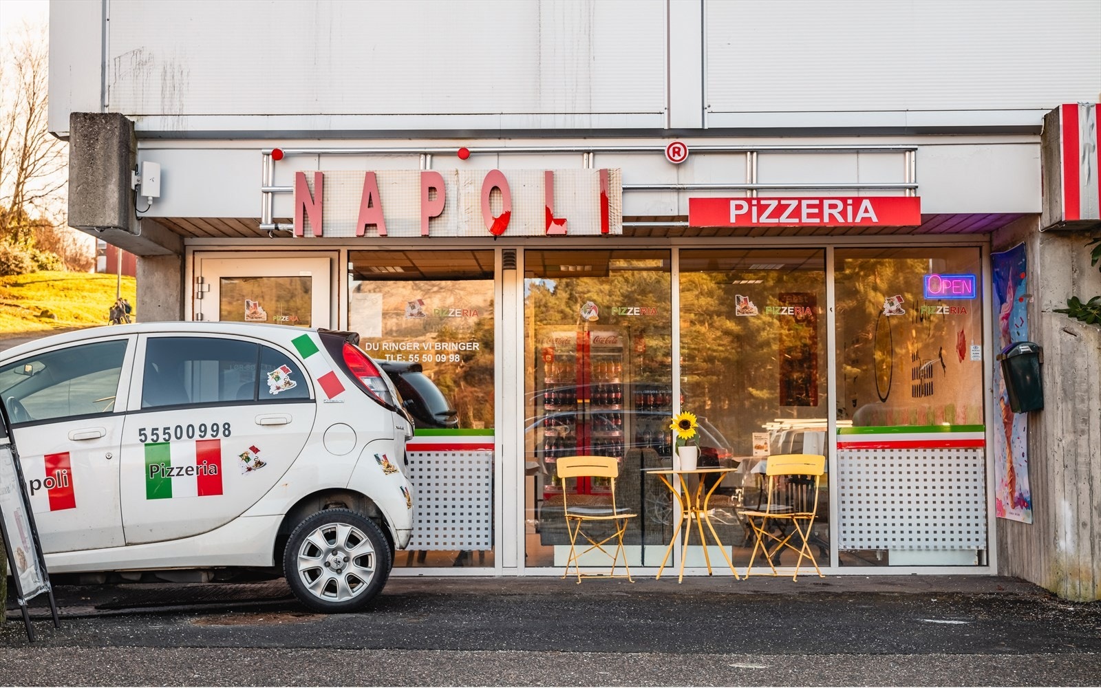 Napoli er en lokal og populær pizzarestaurant, kun en 2. minutters gange fra leiligheten. Galleribilde