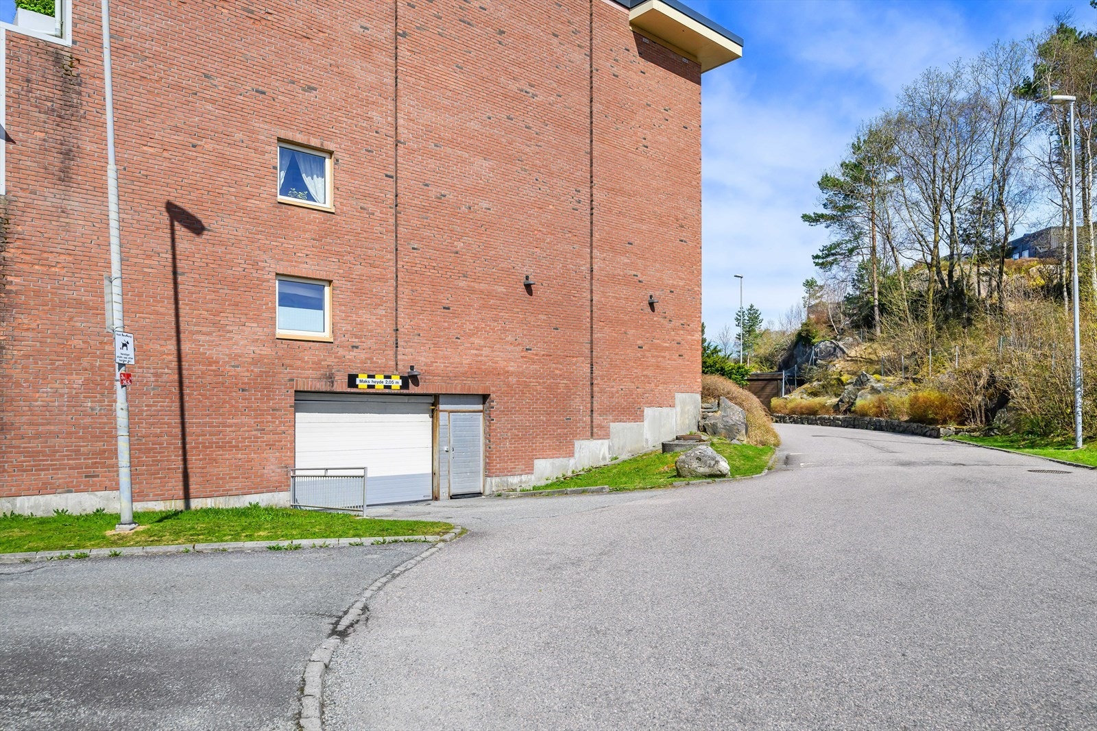 Fast garasjeplass i lukket anlegg. Muligheter for El-bil lader. Galleribilde