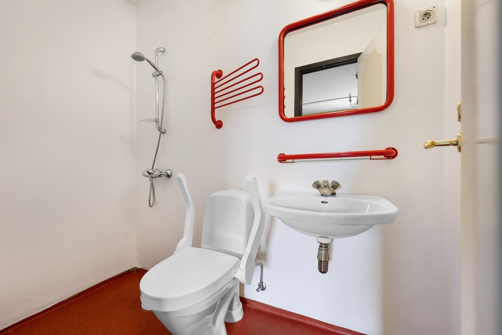 Ensuite baderom med wc, servant og dusjnisje. Galleribilde