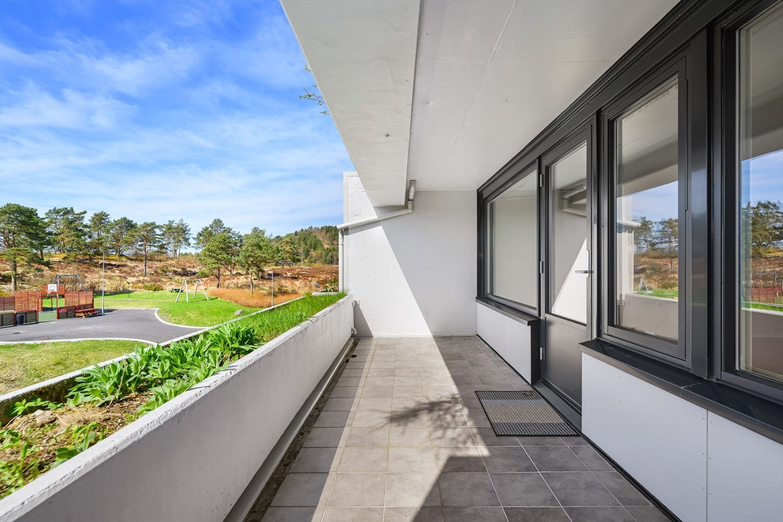 Fra stuen er det utgang til stor, vestvendt terrasse på 14m² med gode solforhold. Galleribilde