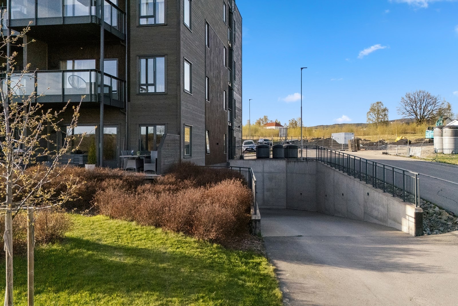 Direkte innkjøring til parkeringskjeller fra asfaltert adkomstvei. Galleribilde