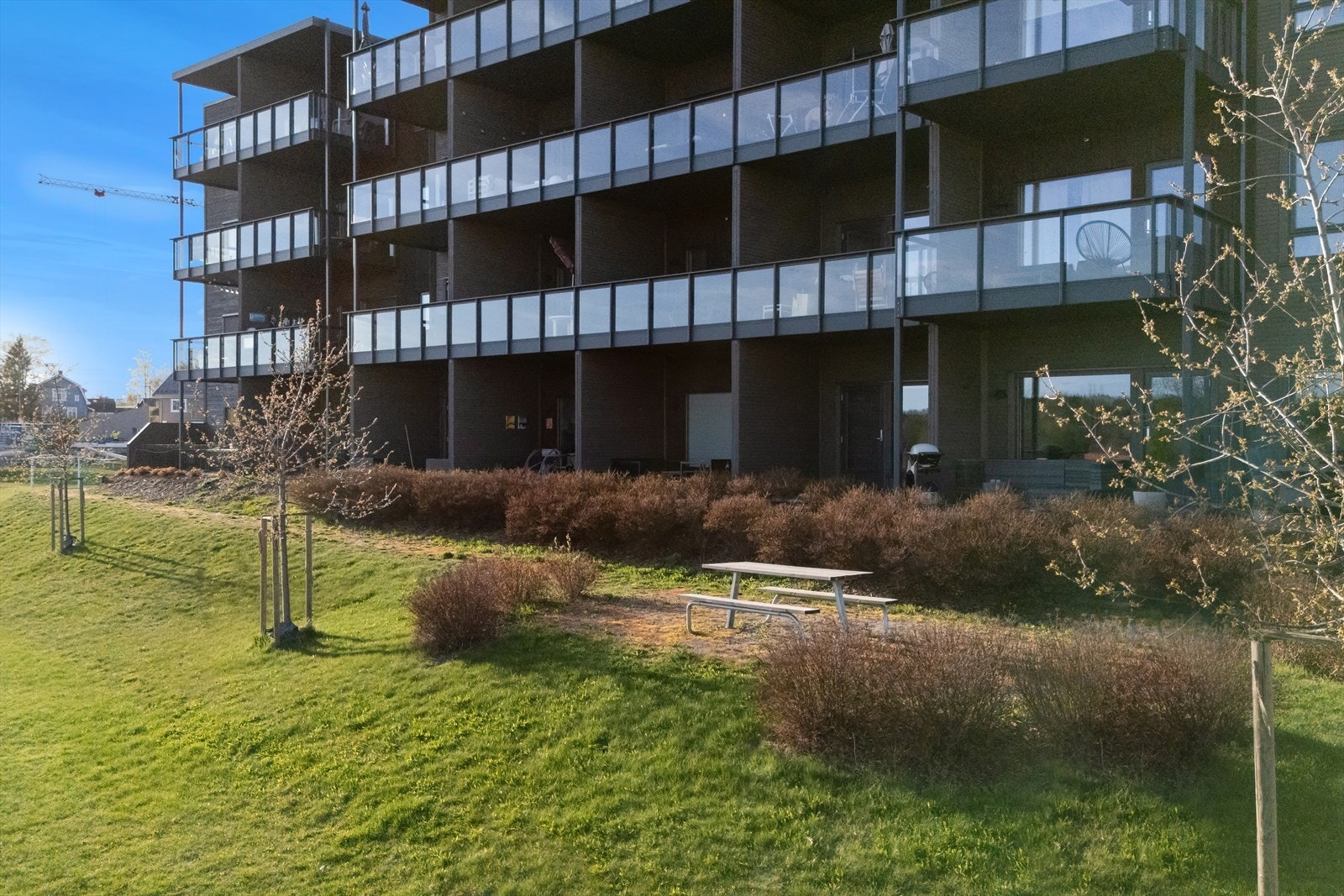 Sameiet har pent opparbeidede fellesarealer med plen og sittegrupper. Galleribilde