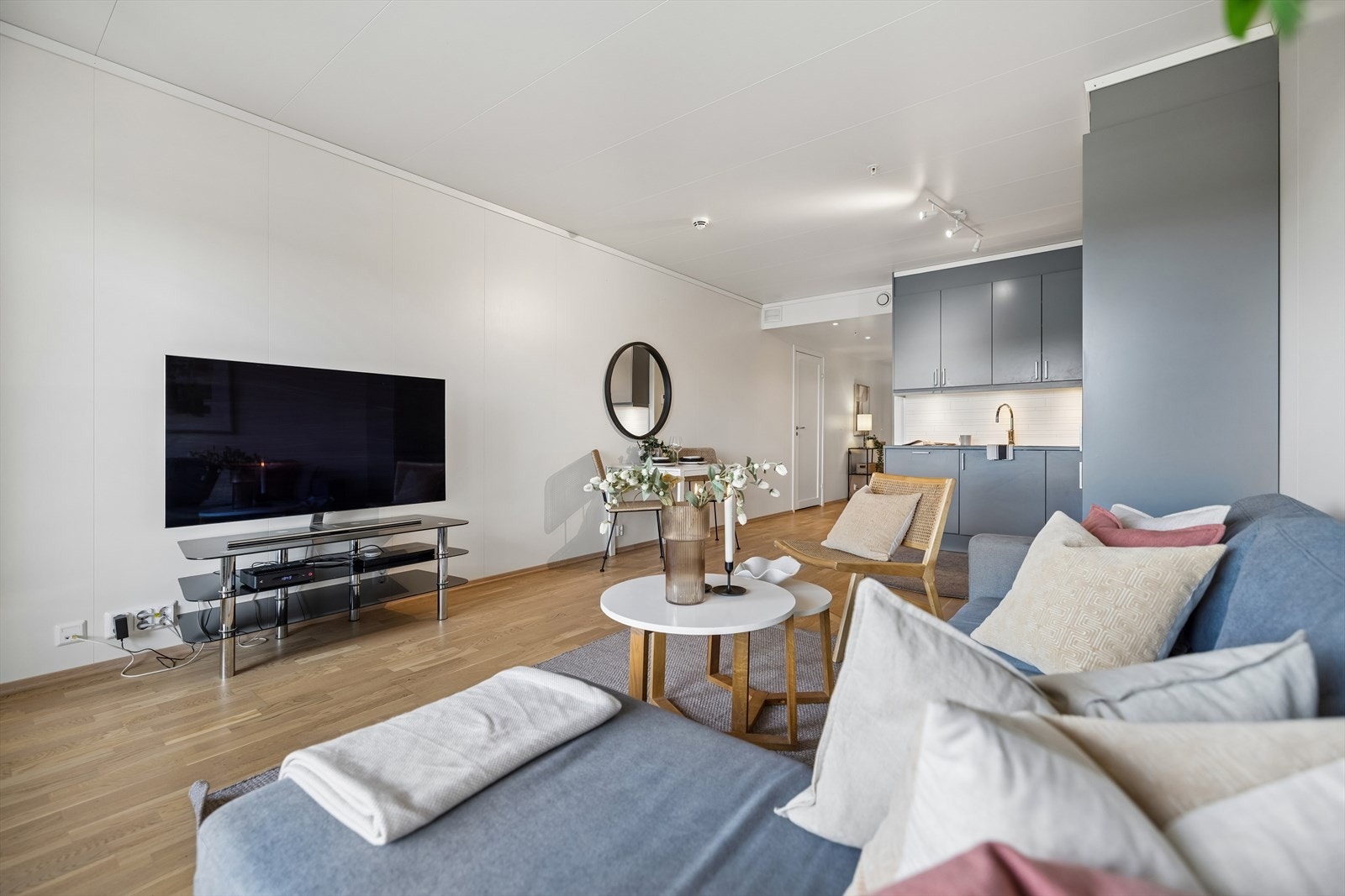 Stuen har slette, malte flater på vegger og i himling, noe som gir et rent og moderne uttrykk. Galleribilde