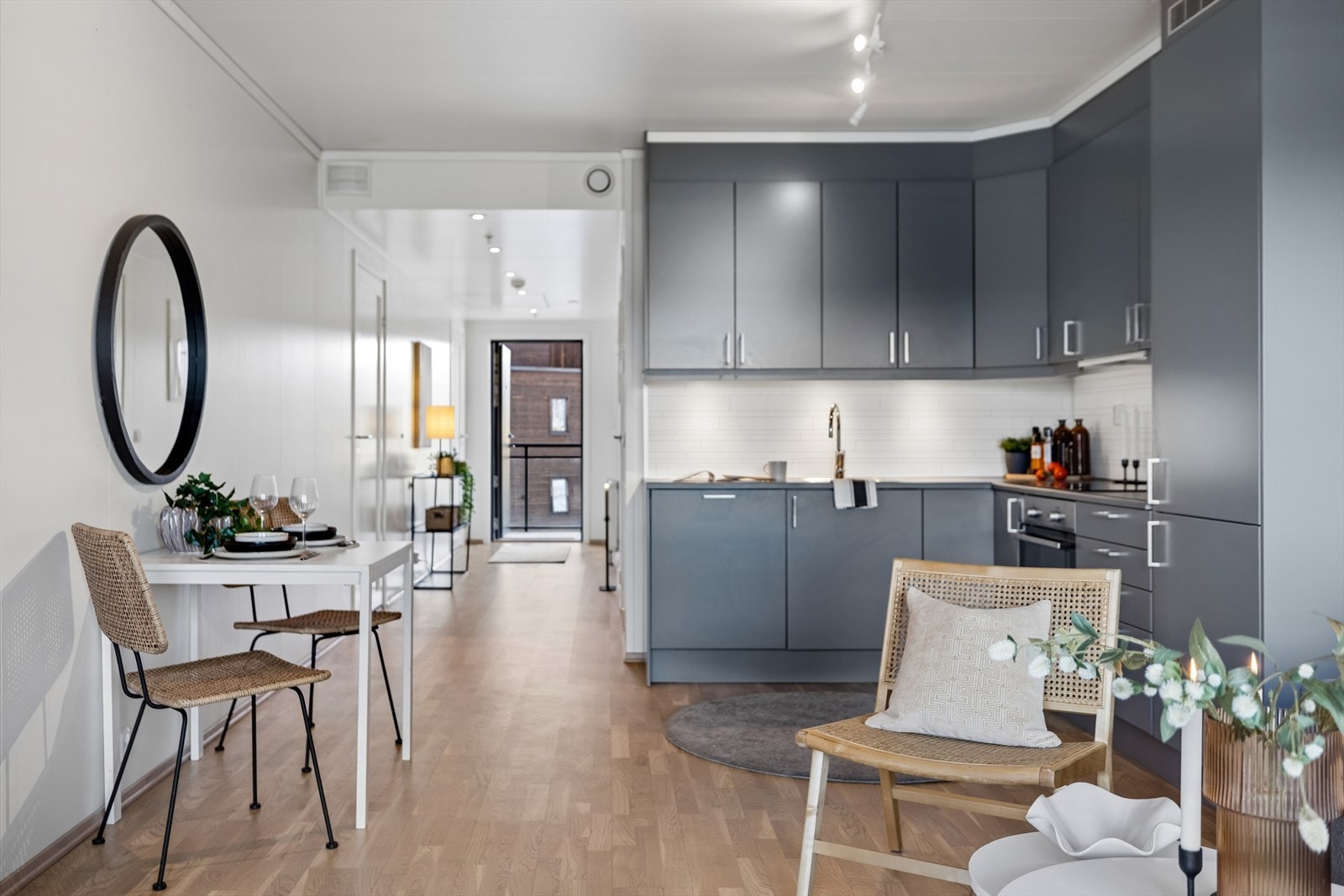 Kjøkkeninnredning fra byggeåret med glatte fronter og laminert benkeplate. Galleribilde