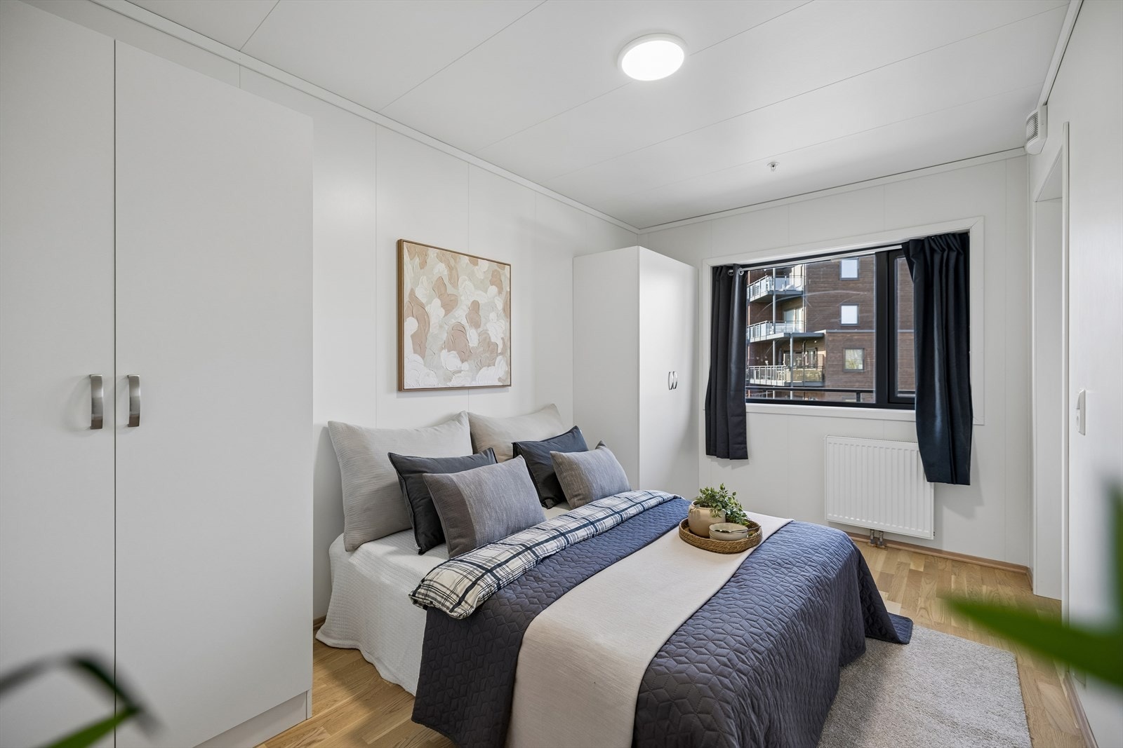 Hovedsoverommet har plass til dobbeltseng og garderobeløsning. Galleribilde