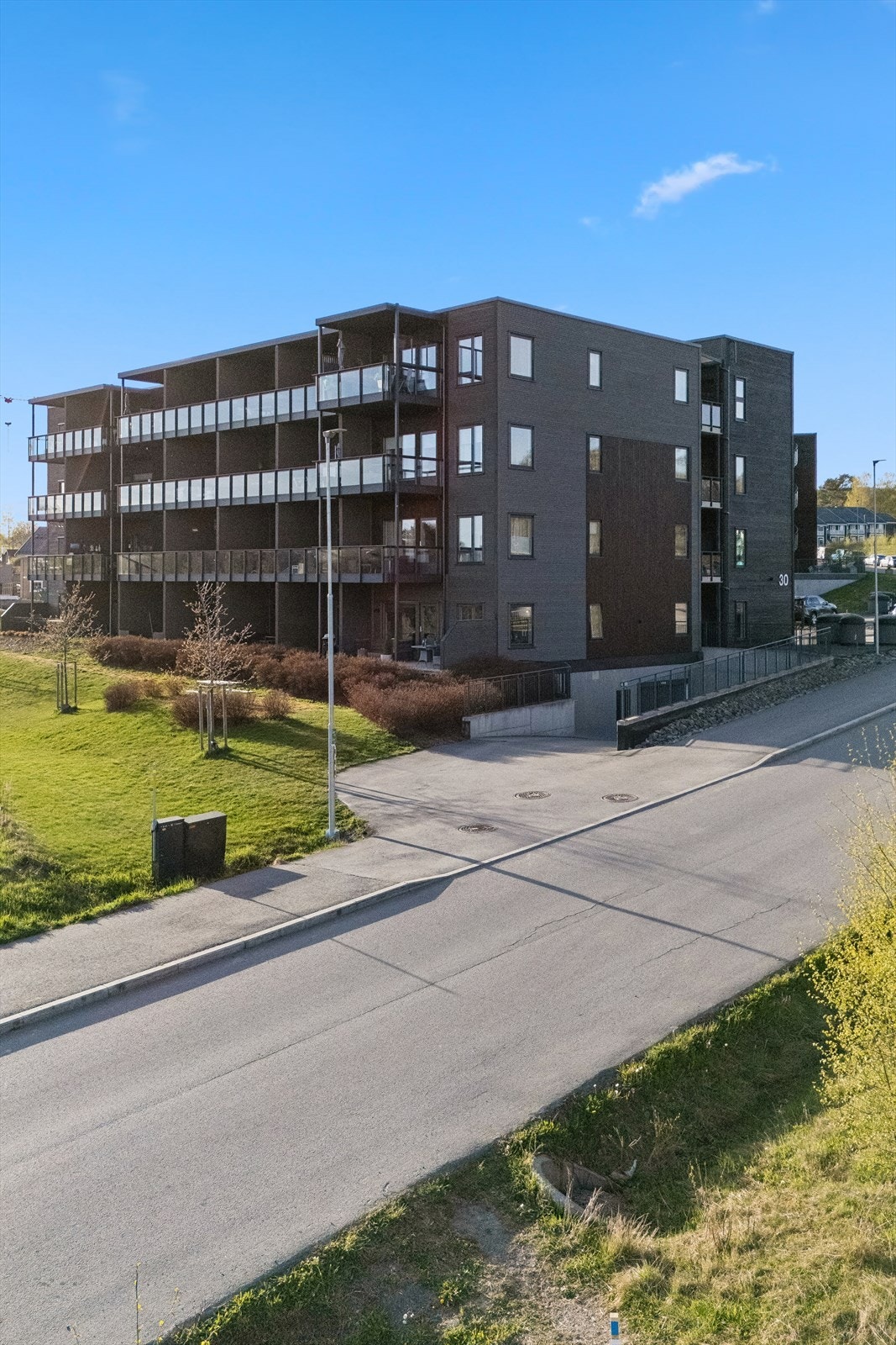 Velkommen til Nydalsenga 30B! Eiendommen presenteres av Eiendomsmegler 1 Østlandet v/ Pål Grønstad! Foto levert av Efkt v/ Bente Nijora Aalberg Galleribilde