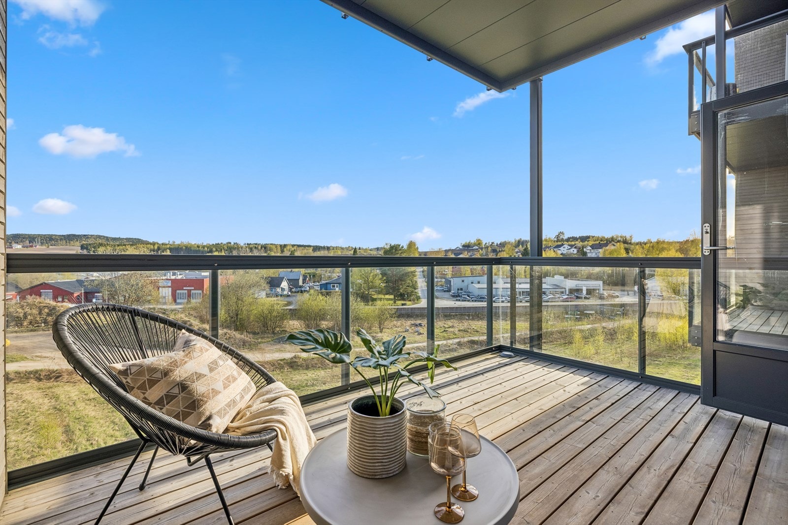 Balkongen har impregnerte terrassebord, glassrekkverk, belysning og strømuttak. Galleribilde