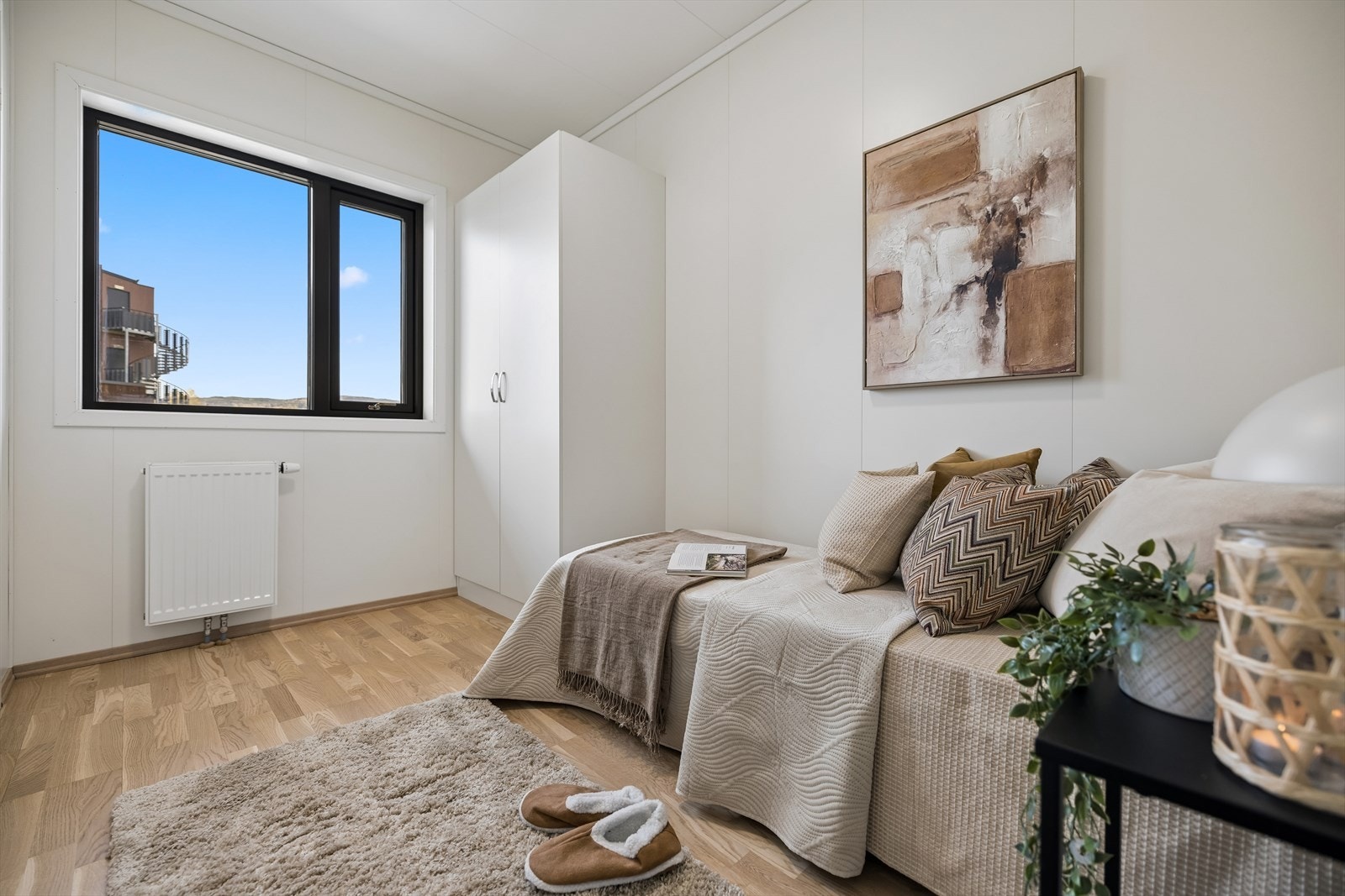 Også her er det parkett på gulvet og radiator for oppvarming. Galleribilde
